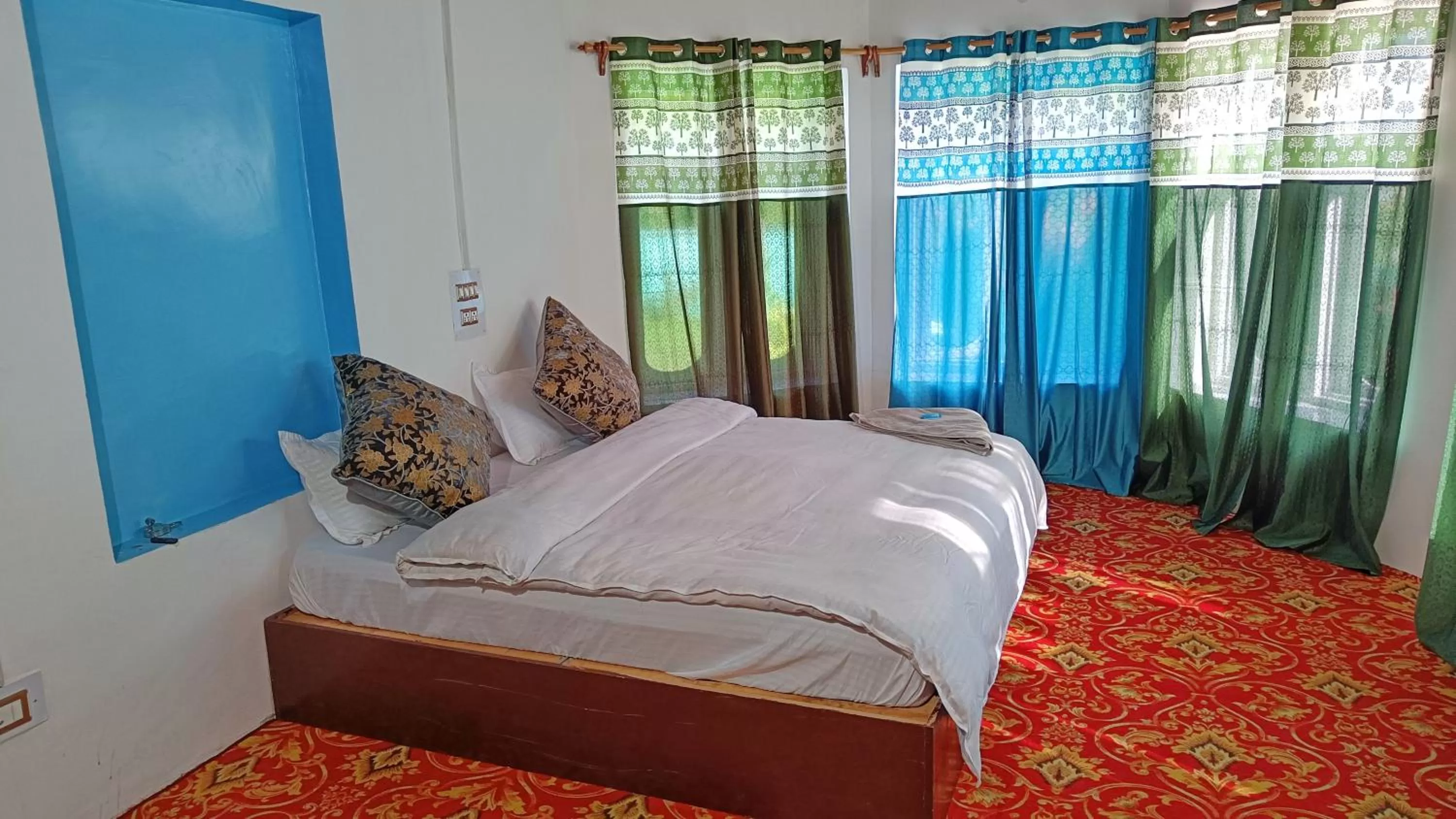 Bedroom, Bed in Kolahoi Heights Guest House