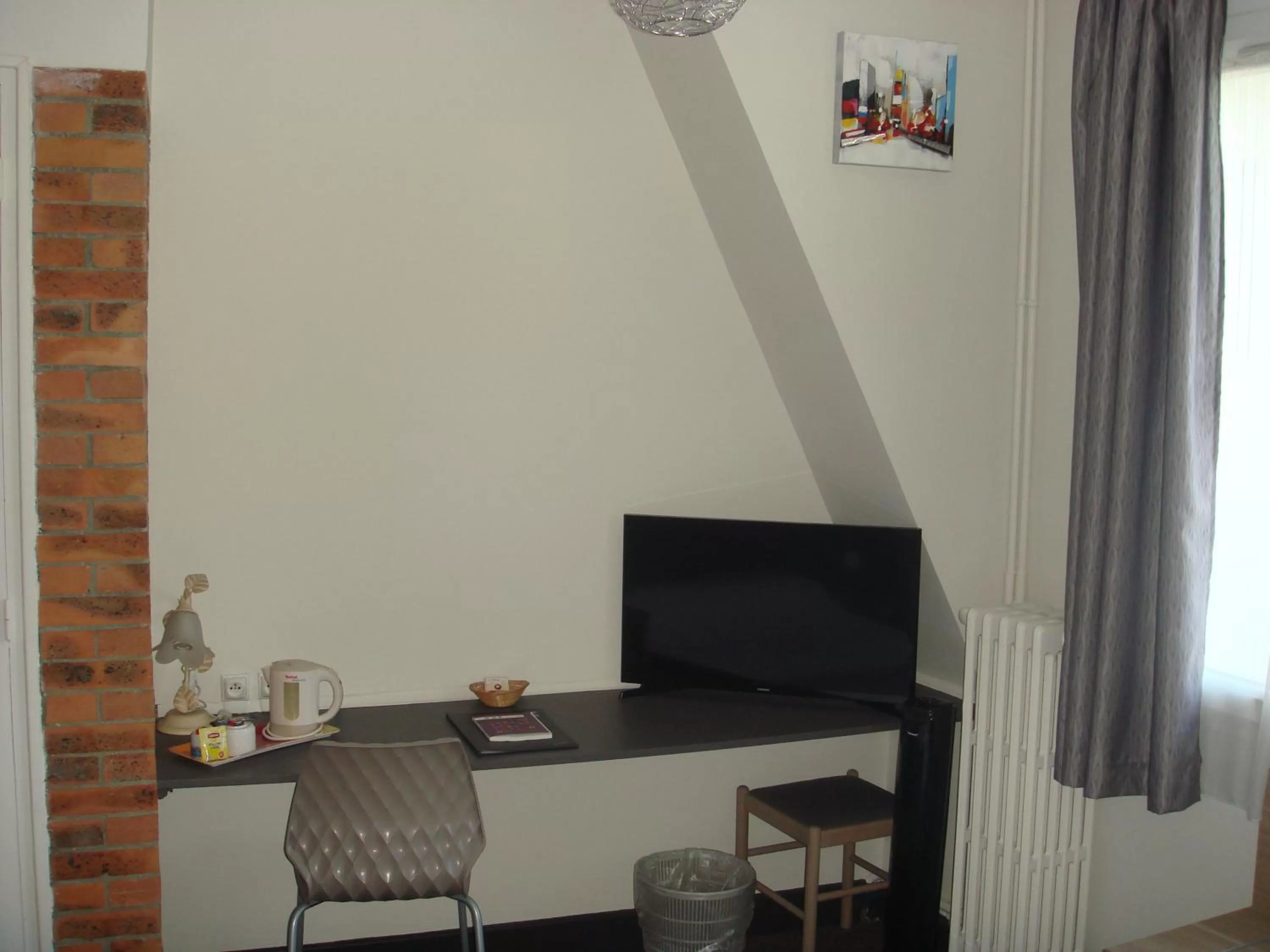 Photo of the whole room in The Originals City, Hôtel Le Savoy, Caen