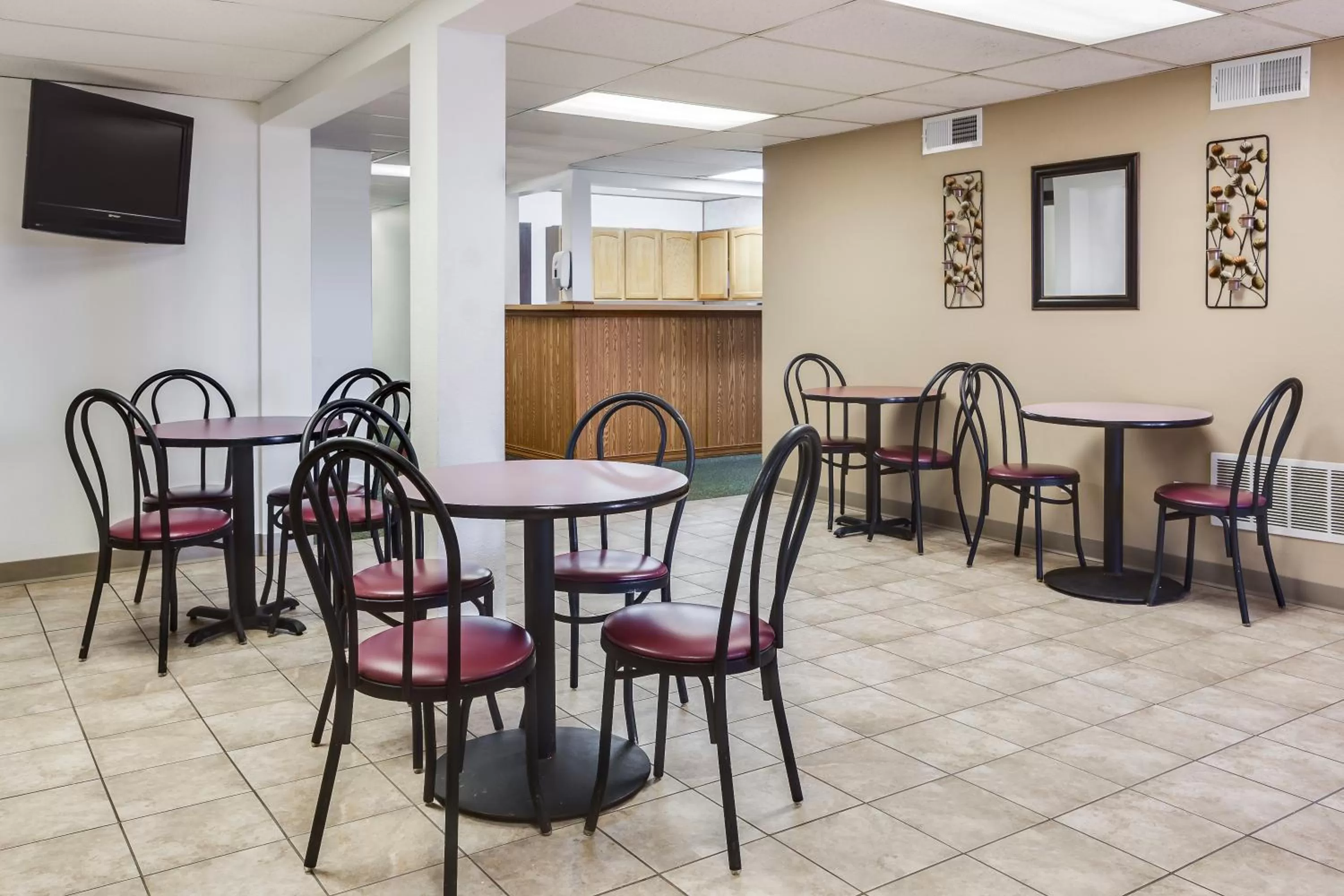 Restaurant/places to eat in Super 8 by Wyndham Tomah Wisconsin