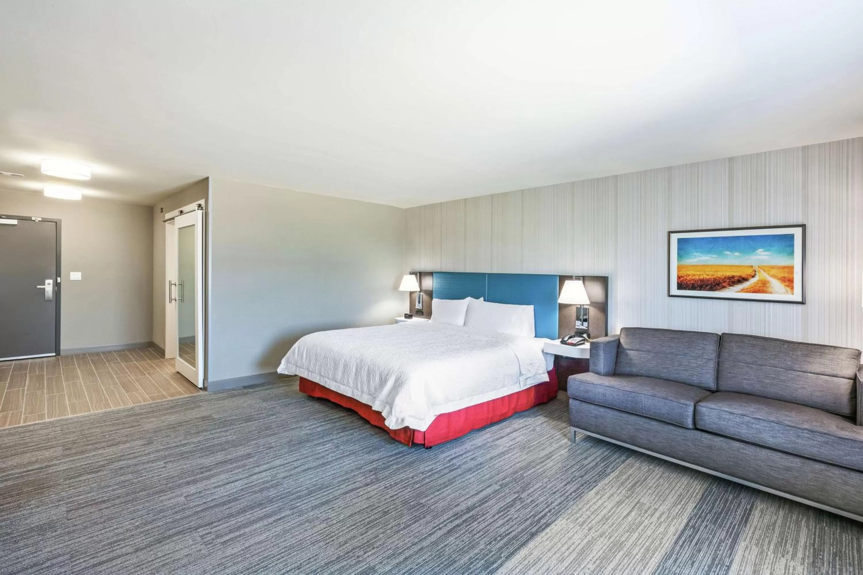 Living room, Bed in Hampton Inn Gardner