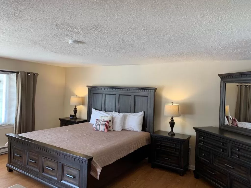 Bed in Shore Road Inn