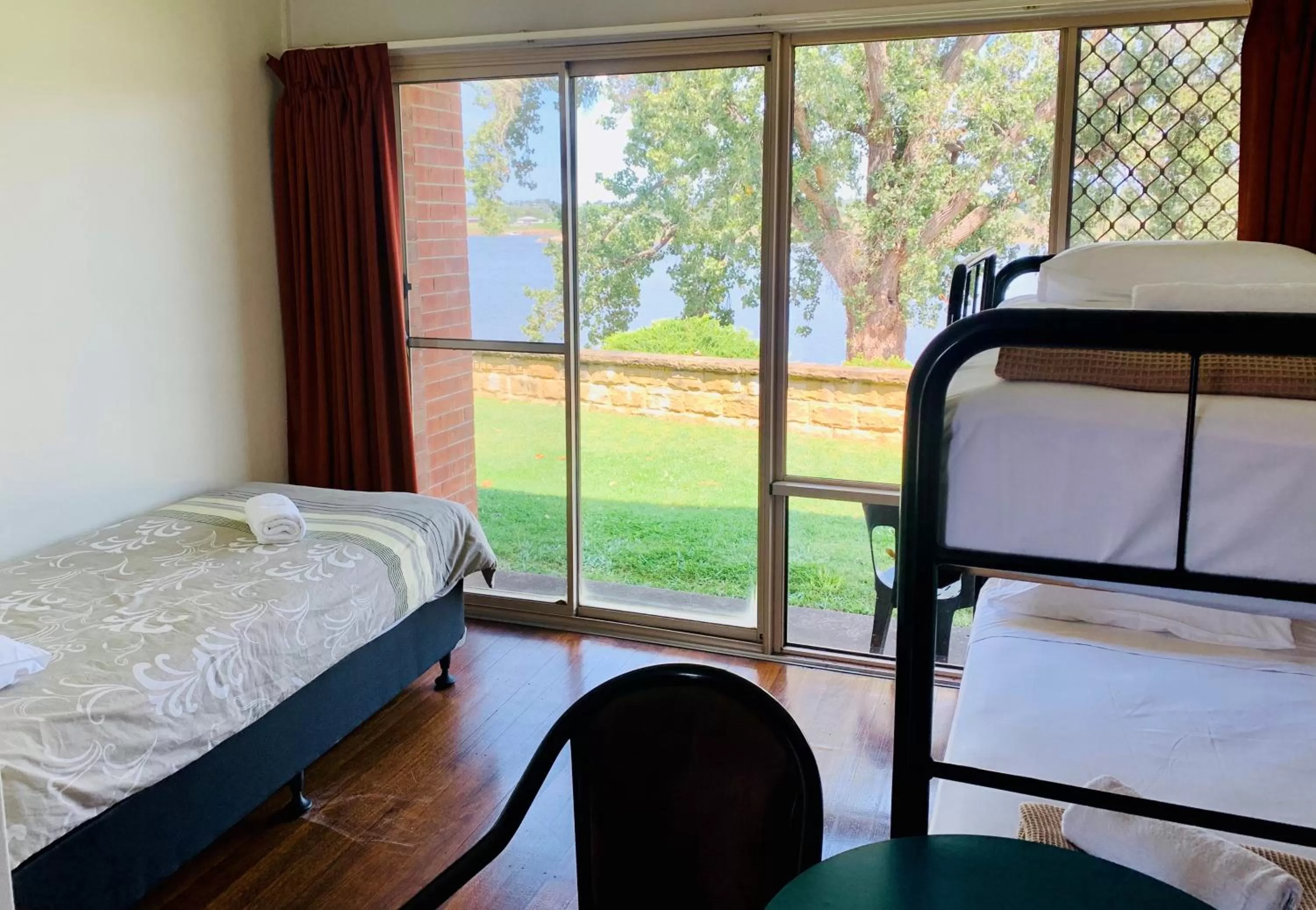 Garden view, Bed in Crown Hotel Motel