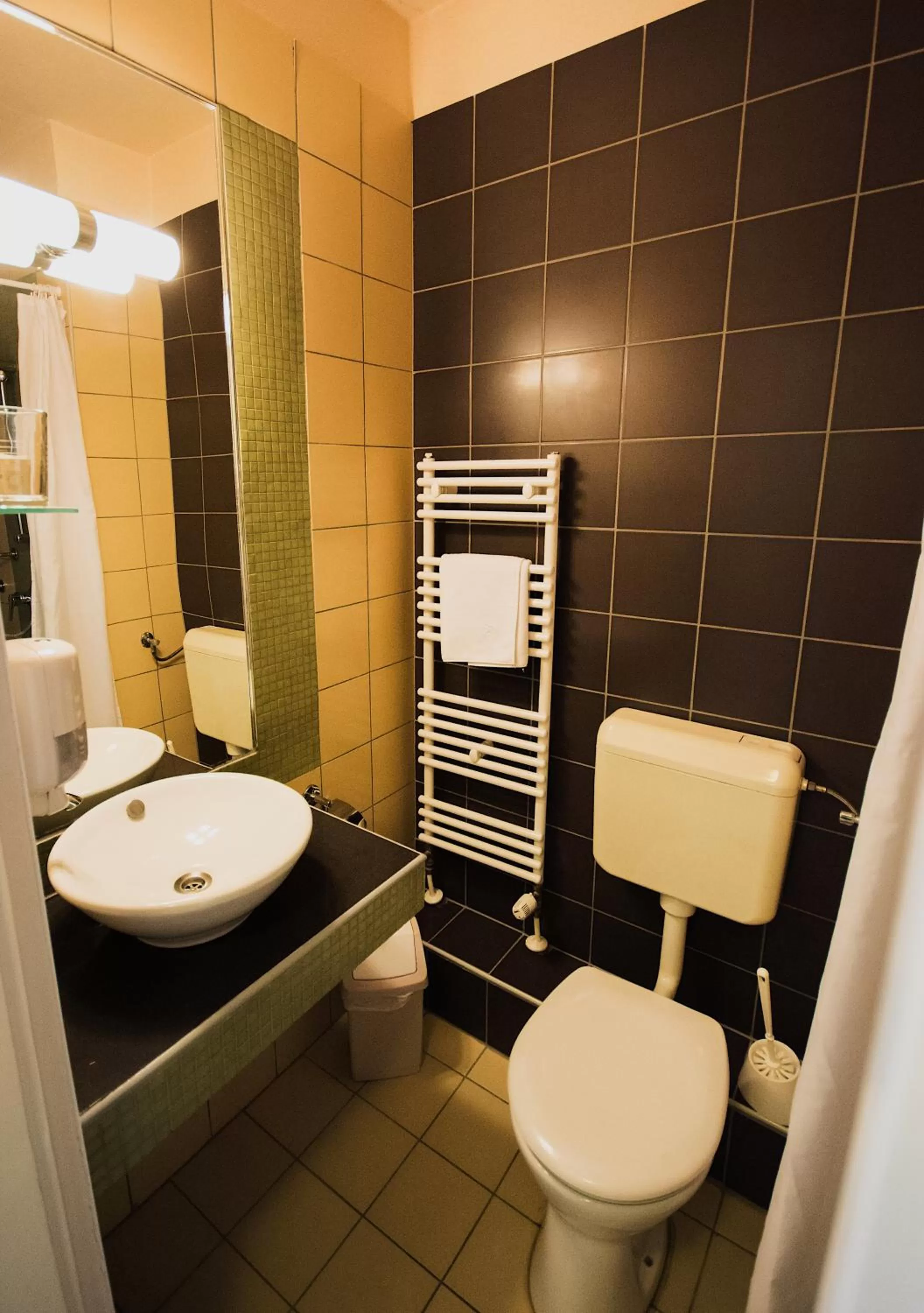 Shower, Bathroom in Harmónia Hotel Sárvár