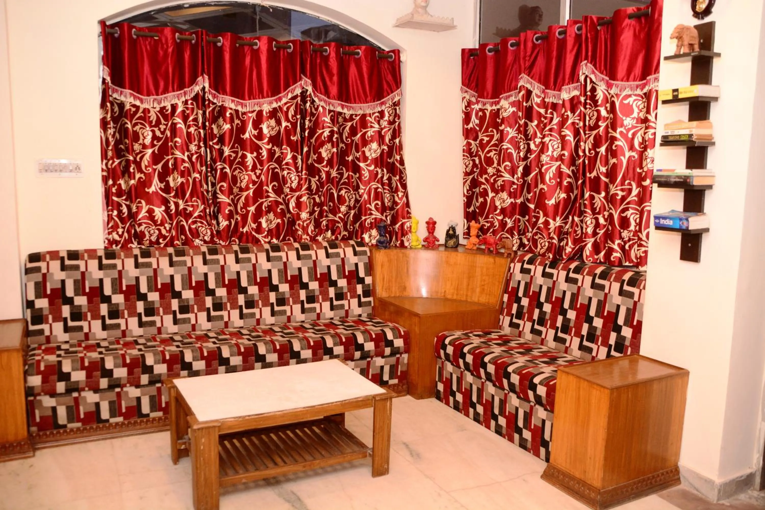 Lobby or reception in Hotel Sugandh Retreat- Near Sindhi Camp Bus station