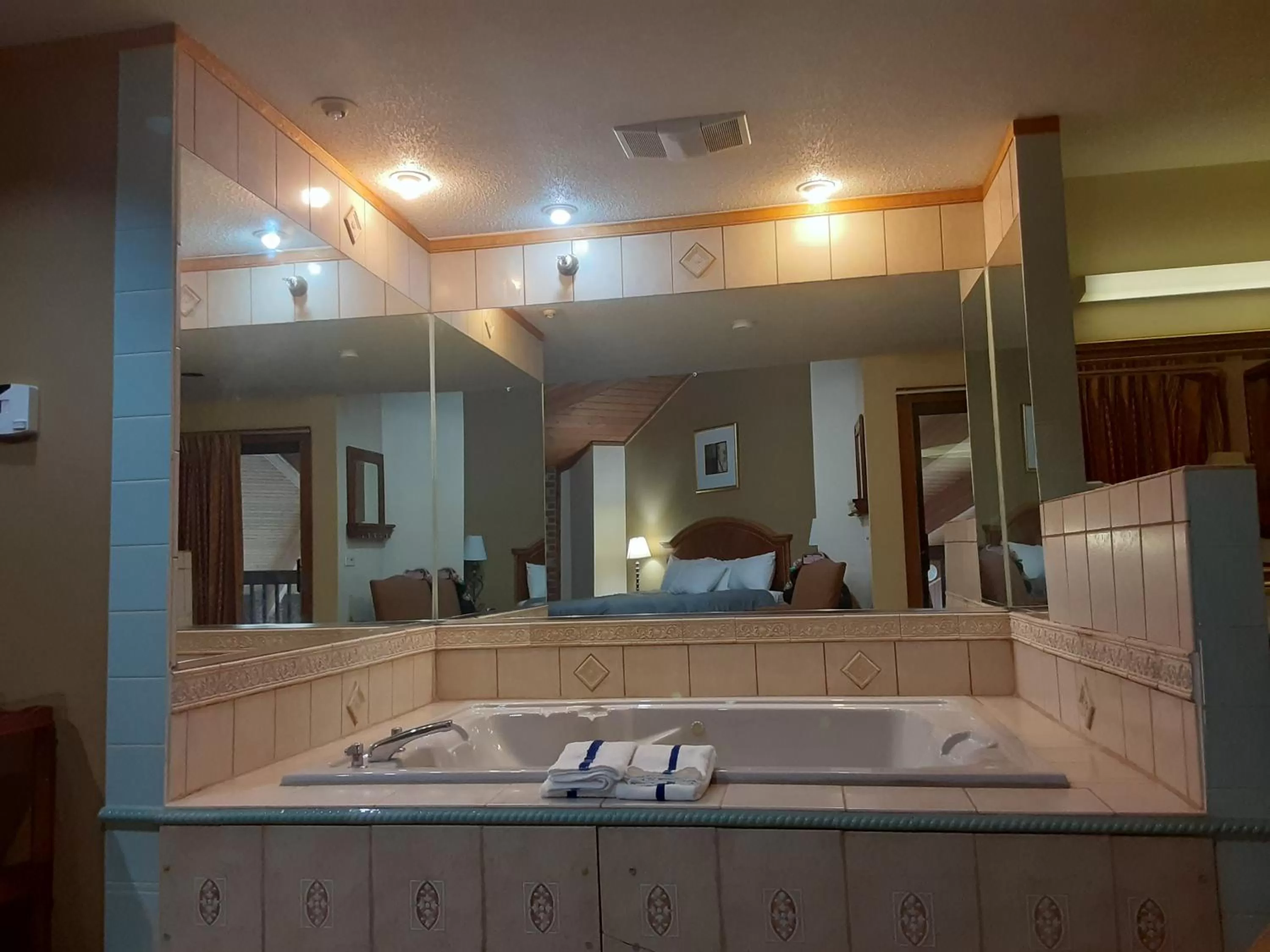 Hot Tub in American Inn and Suites Ionia