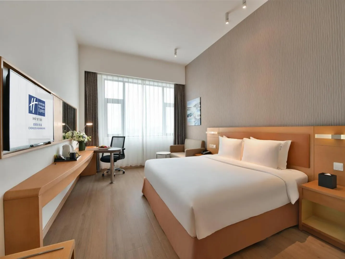 Photo of the whole room, Bed in Holiday Inn Express Chengdu Huanhuaxi by IHG-Near Jinsha Site Musem,Near Wuhou Temple Museum,Welcome drinks,Free gym,Free self-service laundry