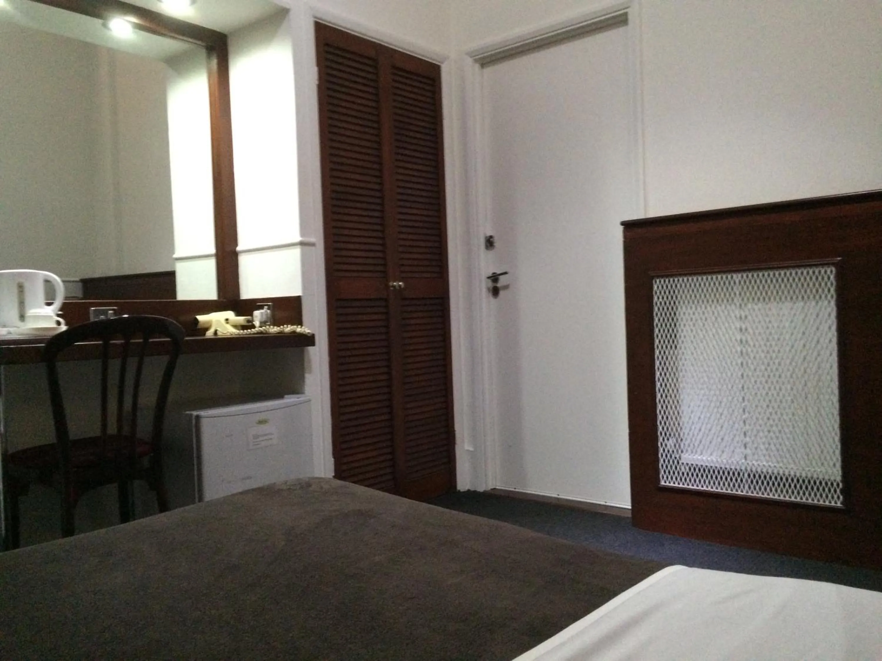 Photo of the whole room in London Continental Hotel