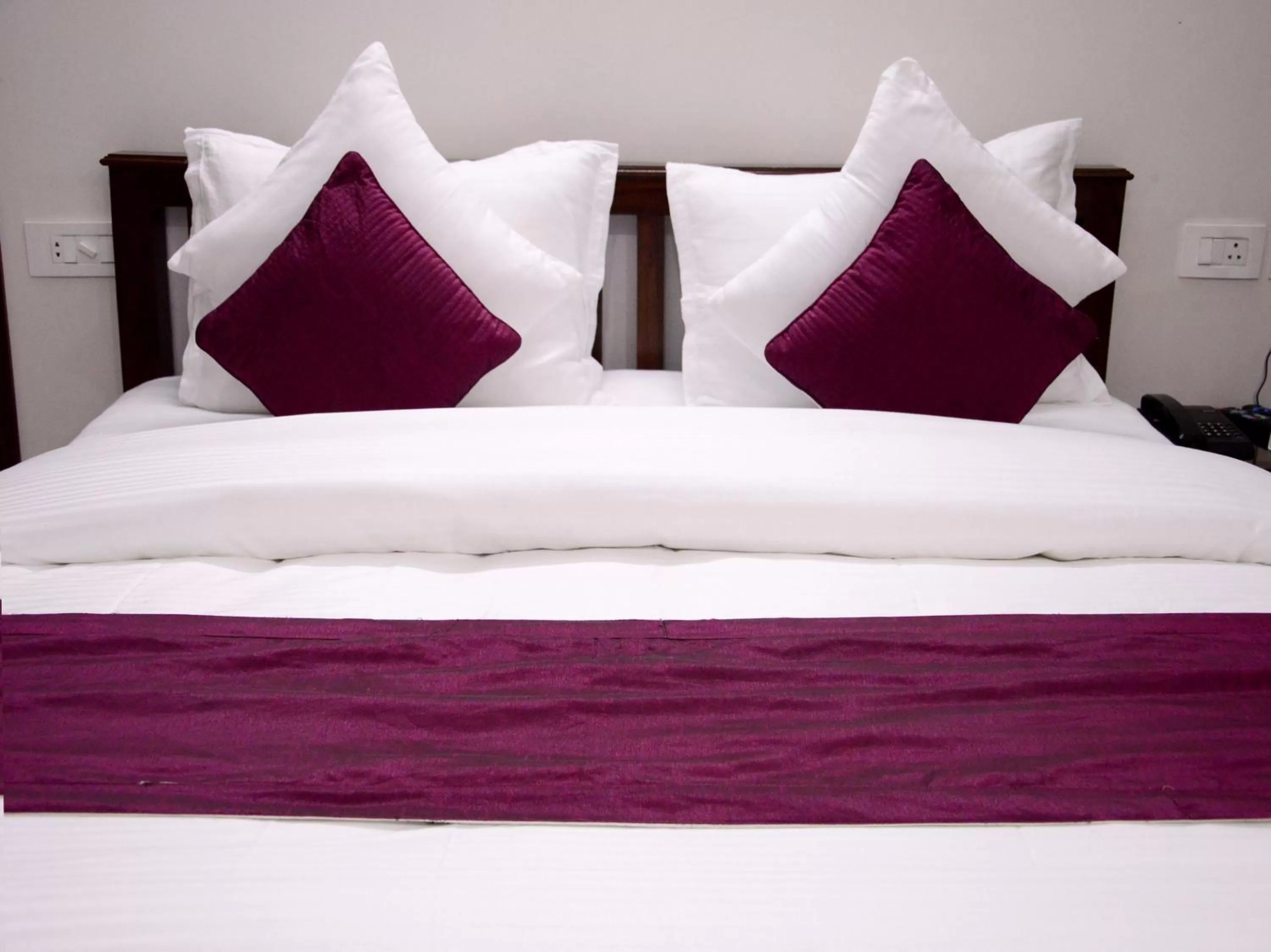 Bedroom, Bed in Hotel Sukhvilas