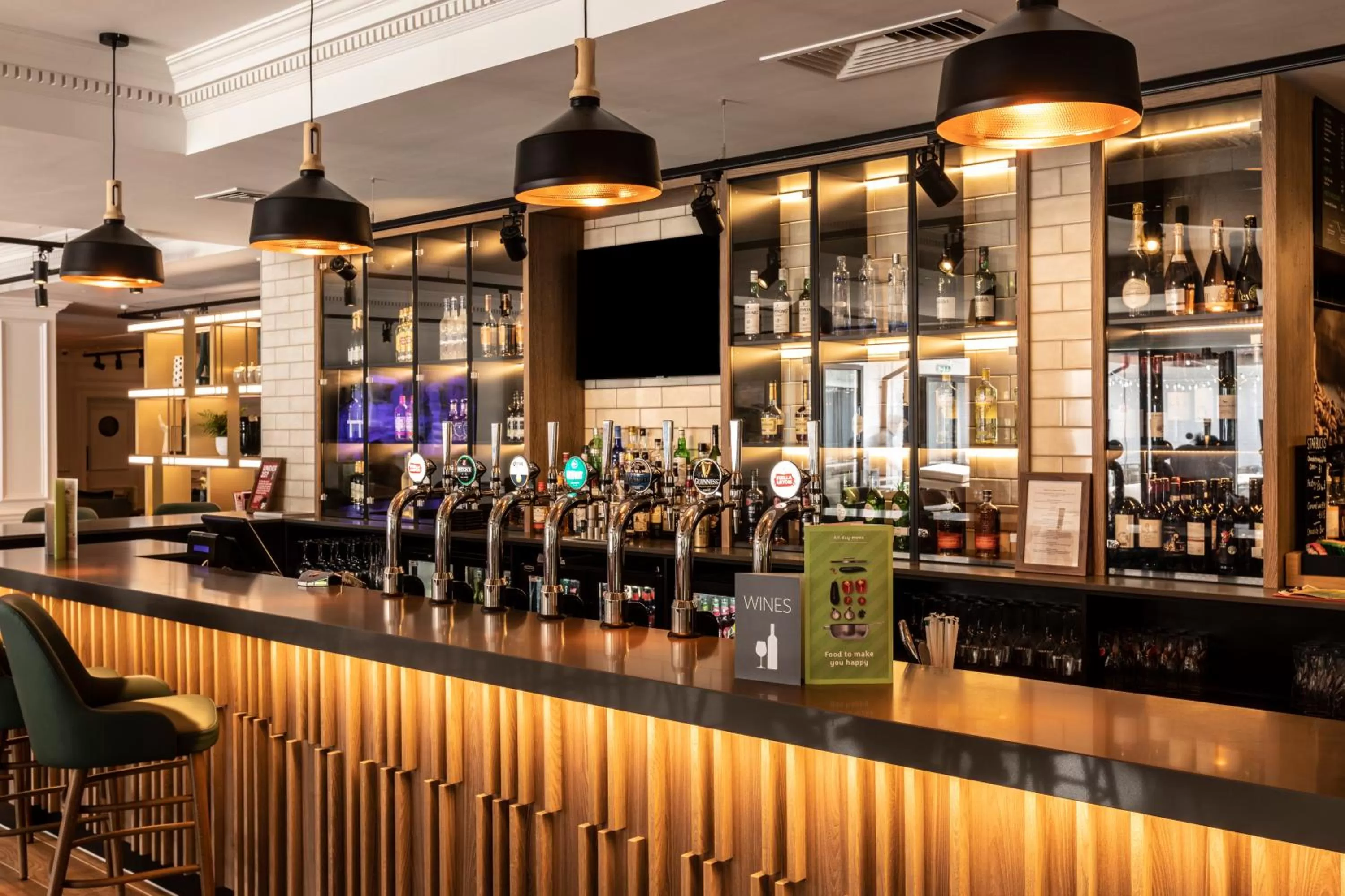 Lounge or bar in Holiday Inn Guildford by IHG