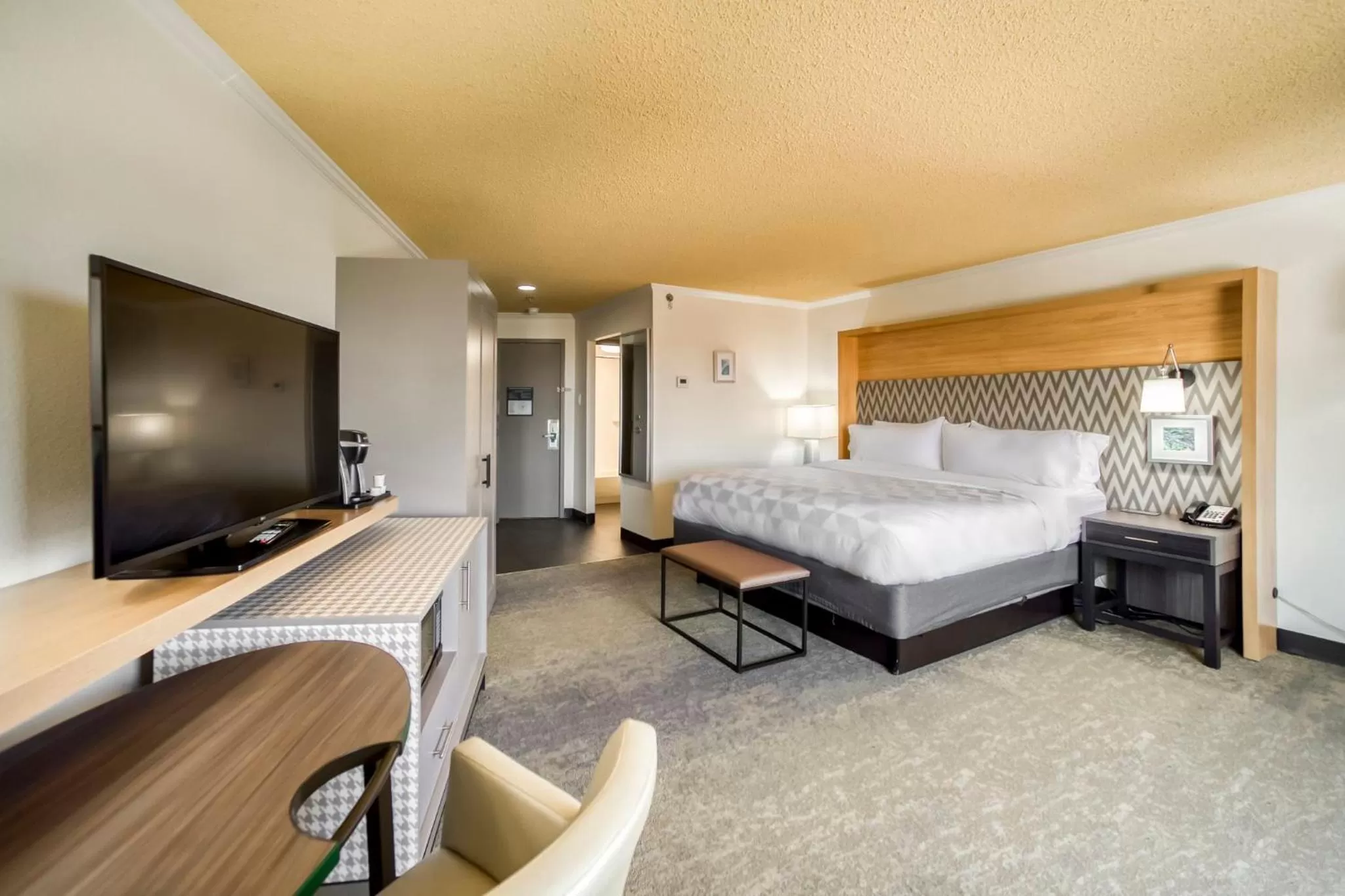 Photo of the whole room, Bed in Holiday Inn Mobile Downtown Historic District by IHG