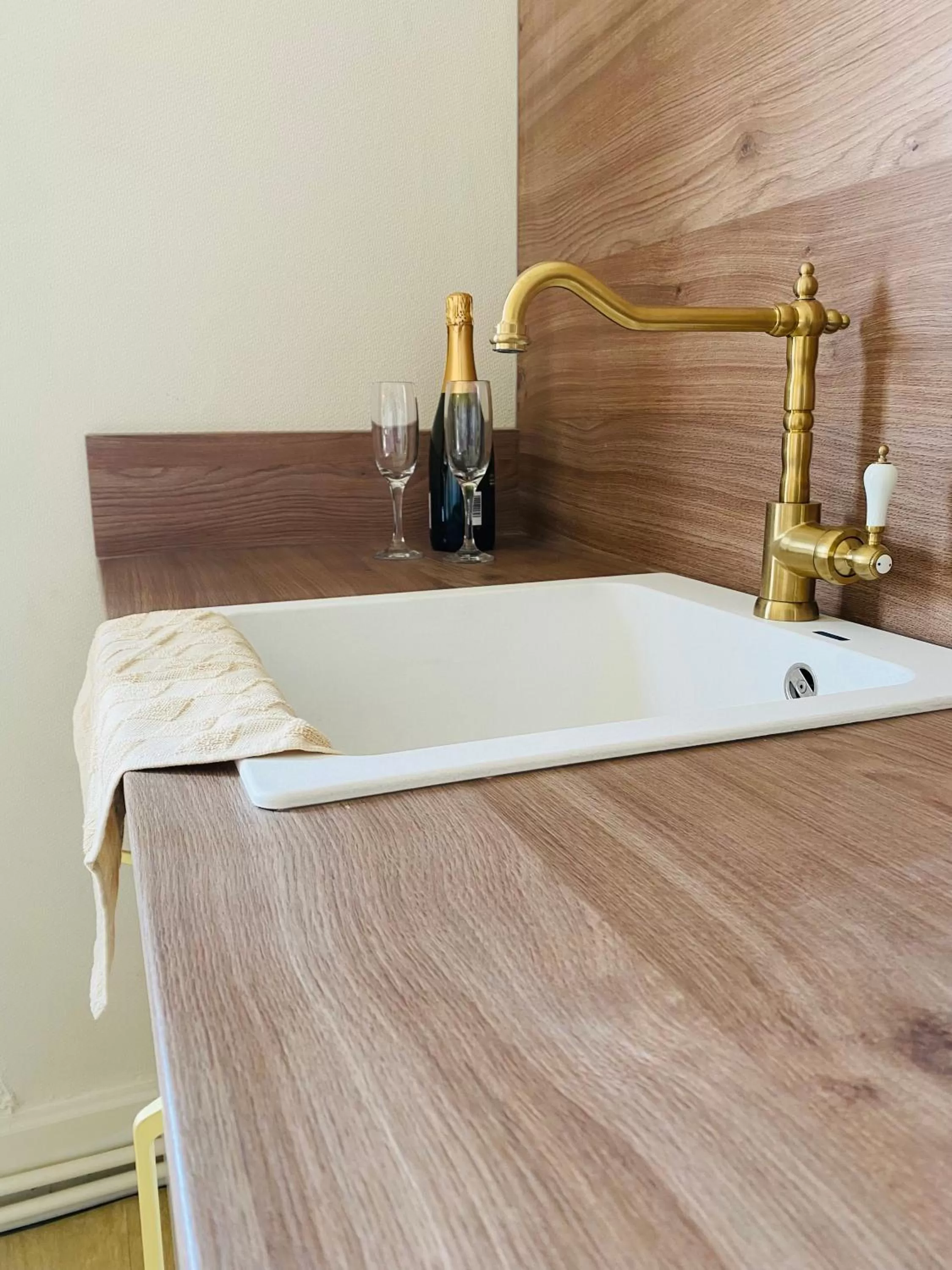 Kitchen or kitchenette, Bathroom in Villa La Dune - Ontbijt & parking inclusief