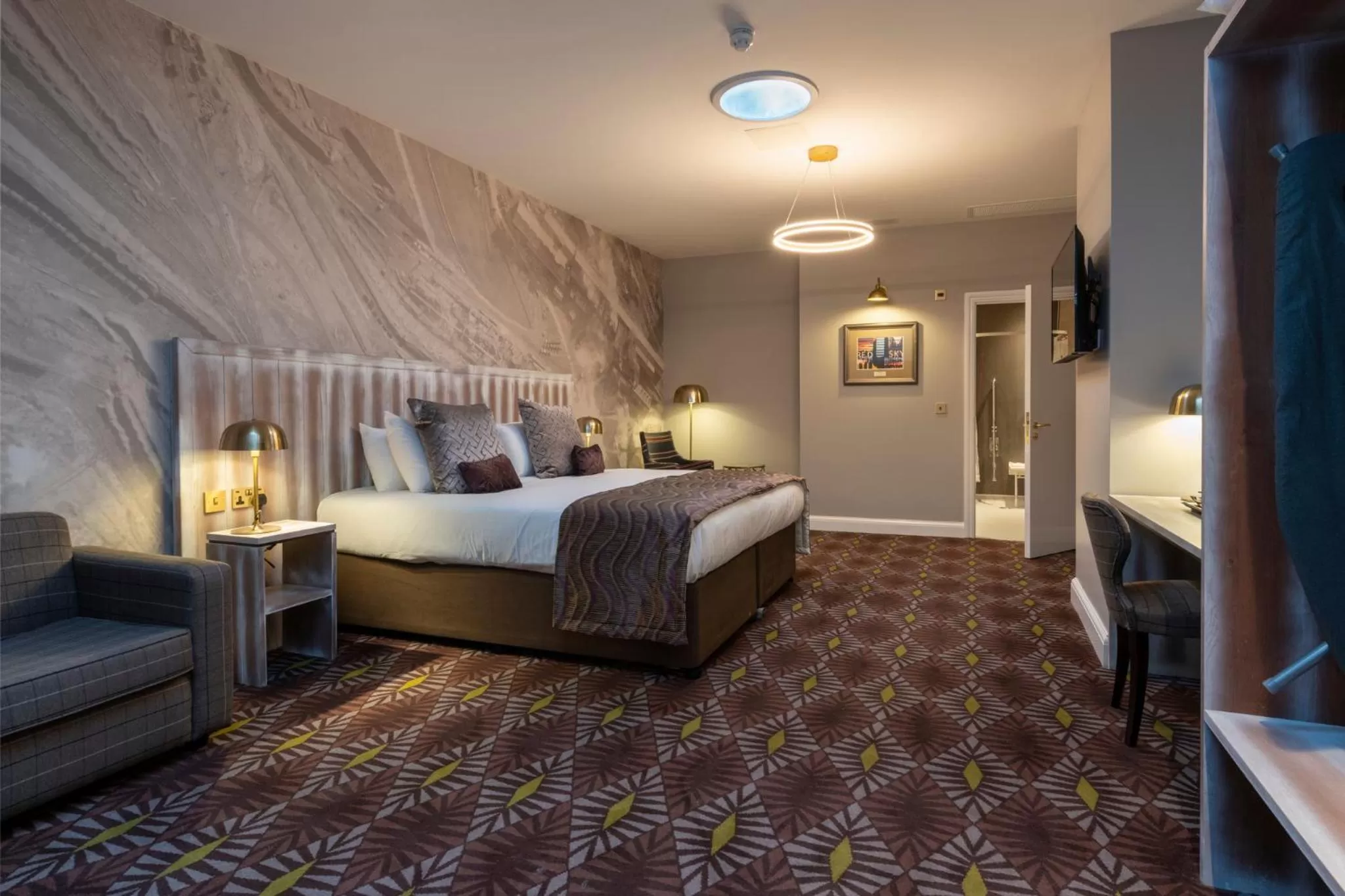 Photo of the whole room, Bed in The Saxon Crown Wetherspoon