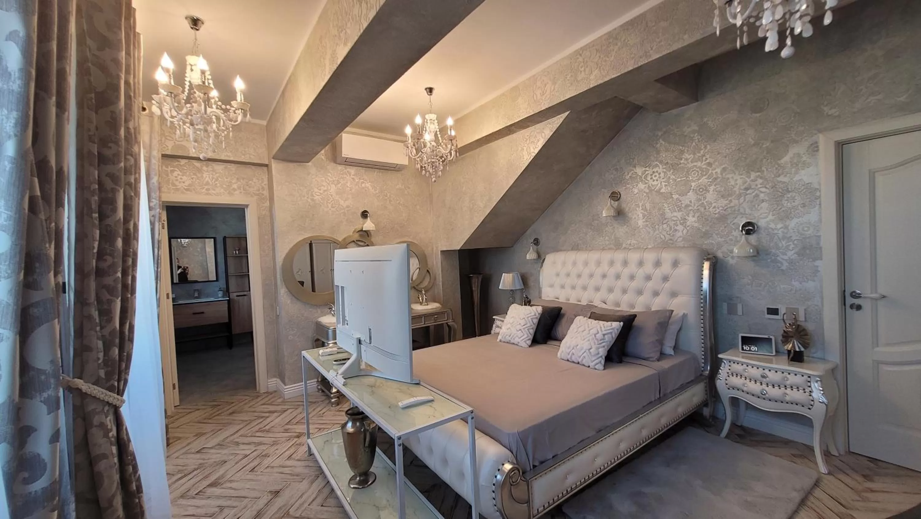 Photo of the whole room, Seating Area in Terrace Suites Iasi