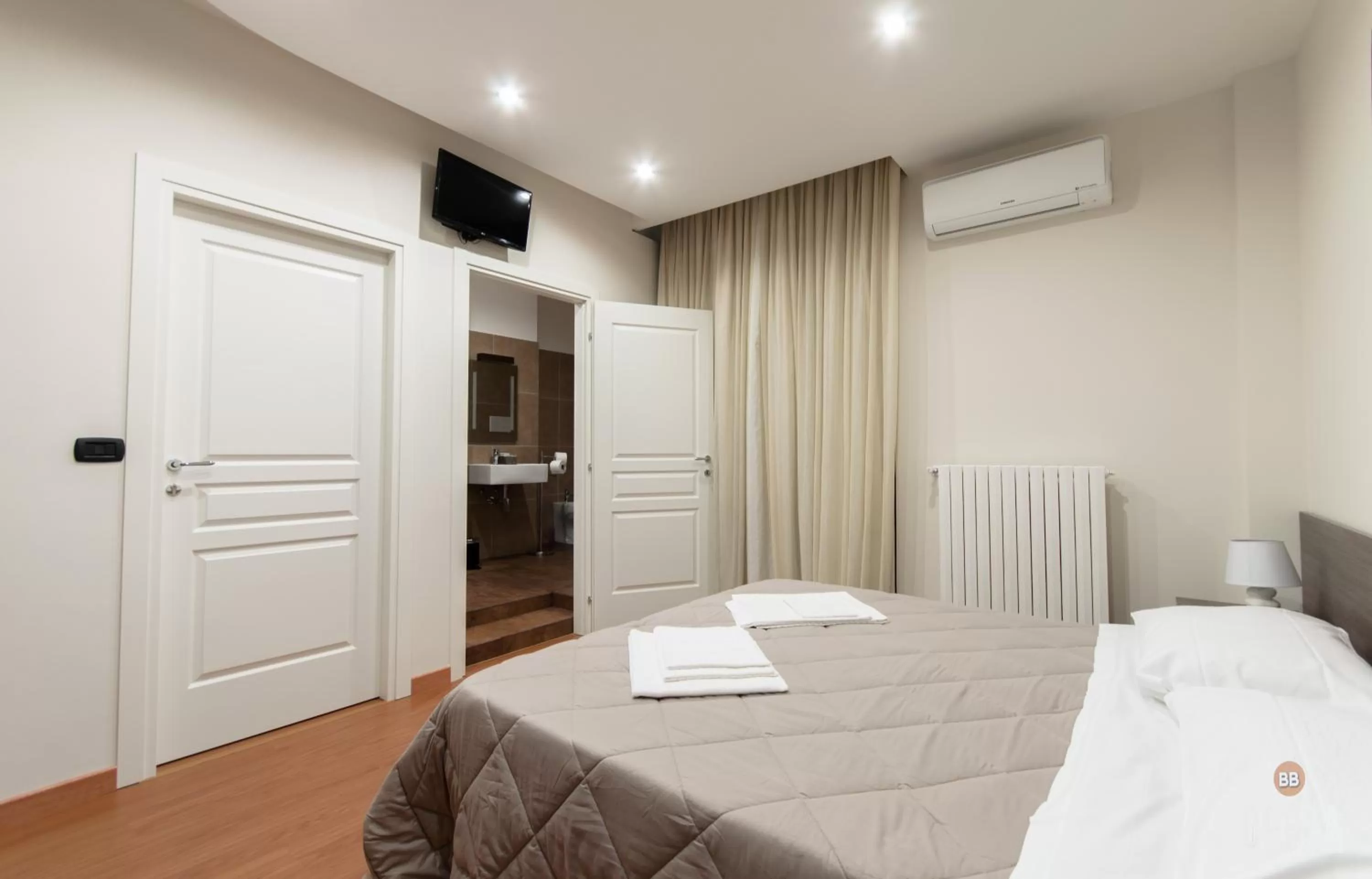 Communal lounge/ TV room, Bed in Opera B&B