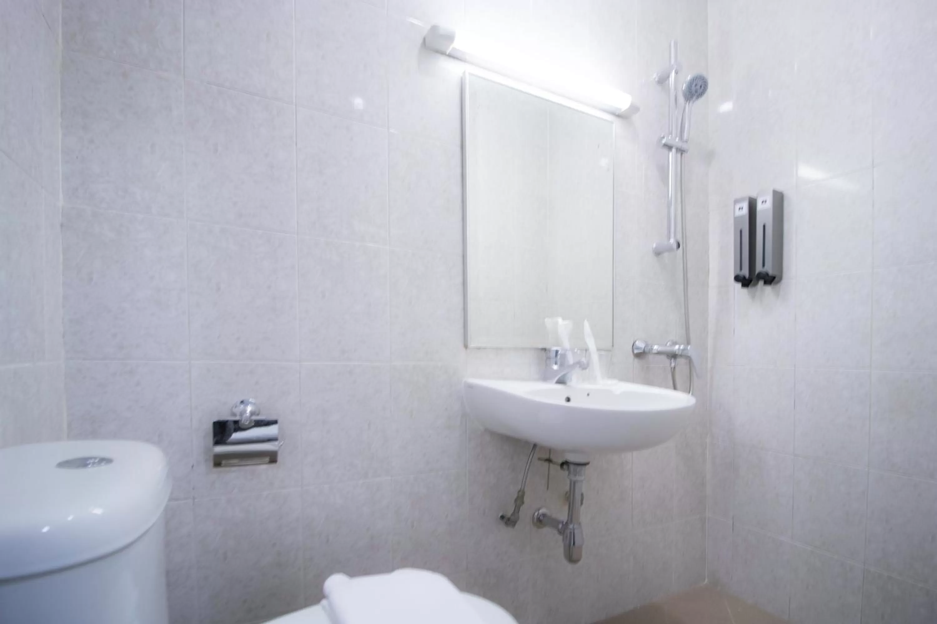 Shower in Harbour Ville Hotel - Hamilton