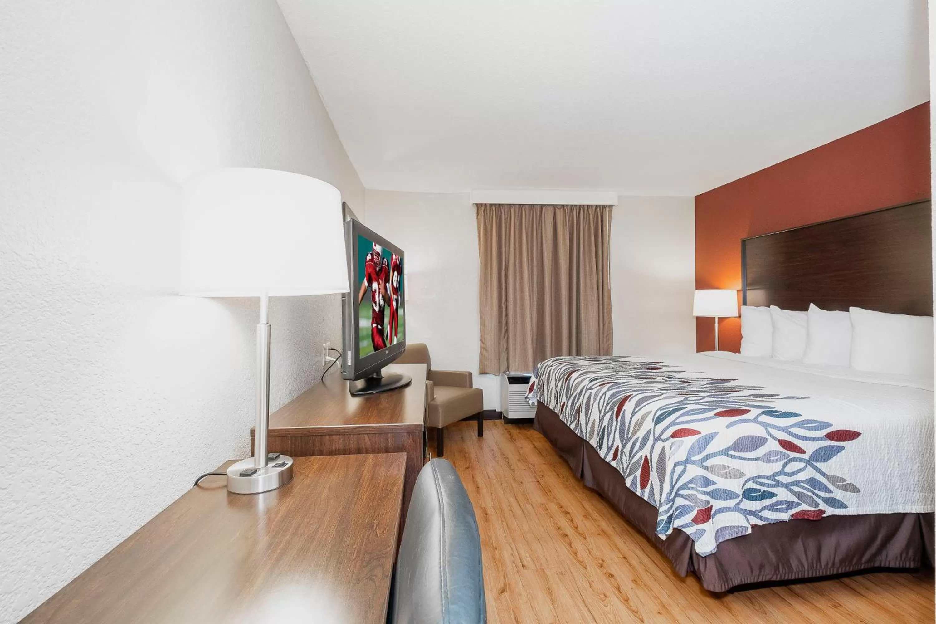 Photo of the whole room, Bed in Red Roof Inn Roanoke Rapids