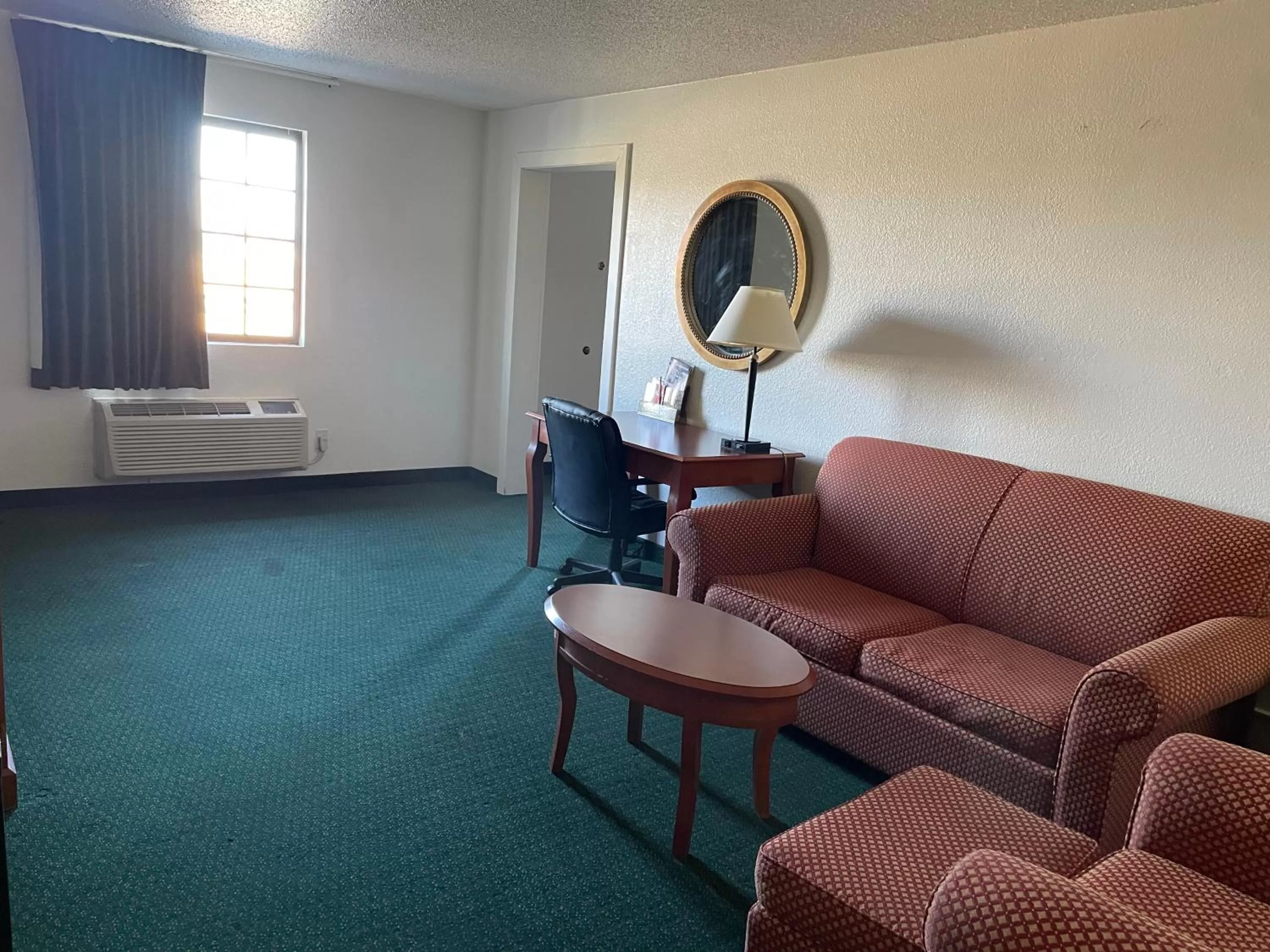 Seating area in Econo Lodge Kalamazoo near Wings Stadium
