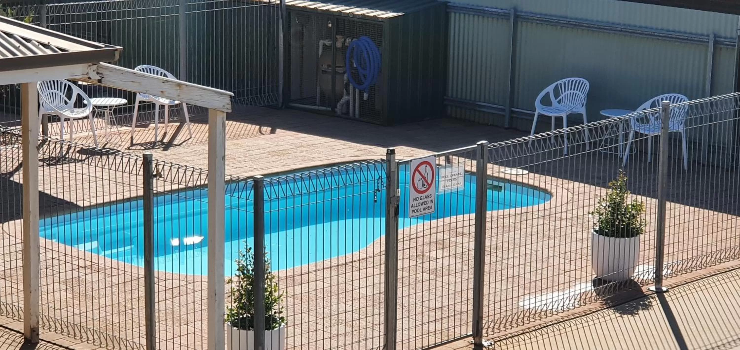 Swimming pool in Centrepoint Motel Deniliquin