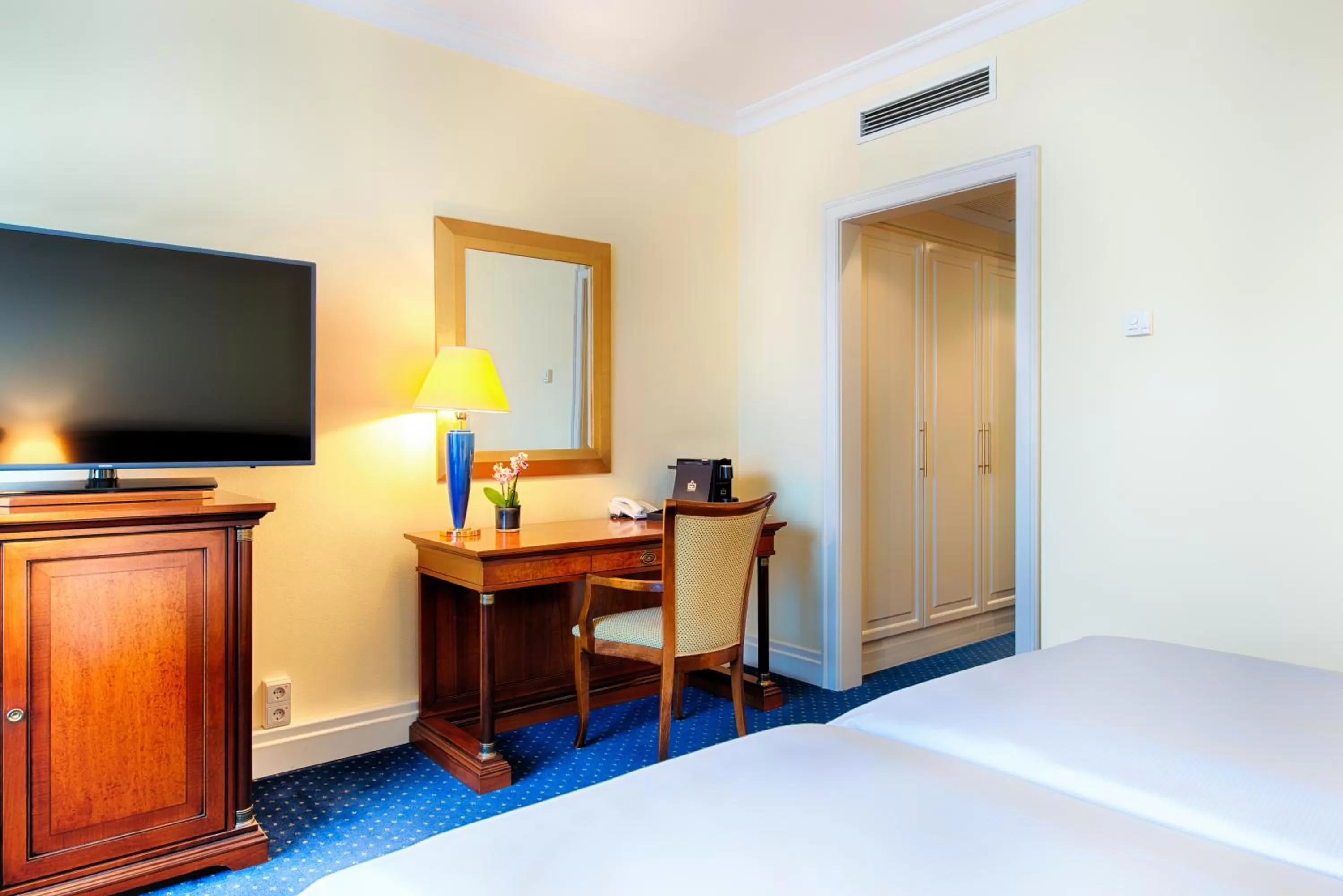 Bed, TV/Entertainment Center in Hotel Villa Geyerswörth