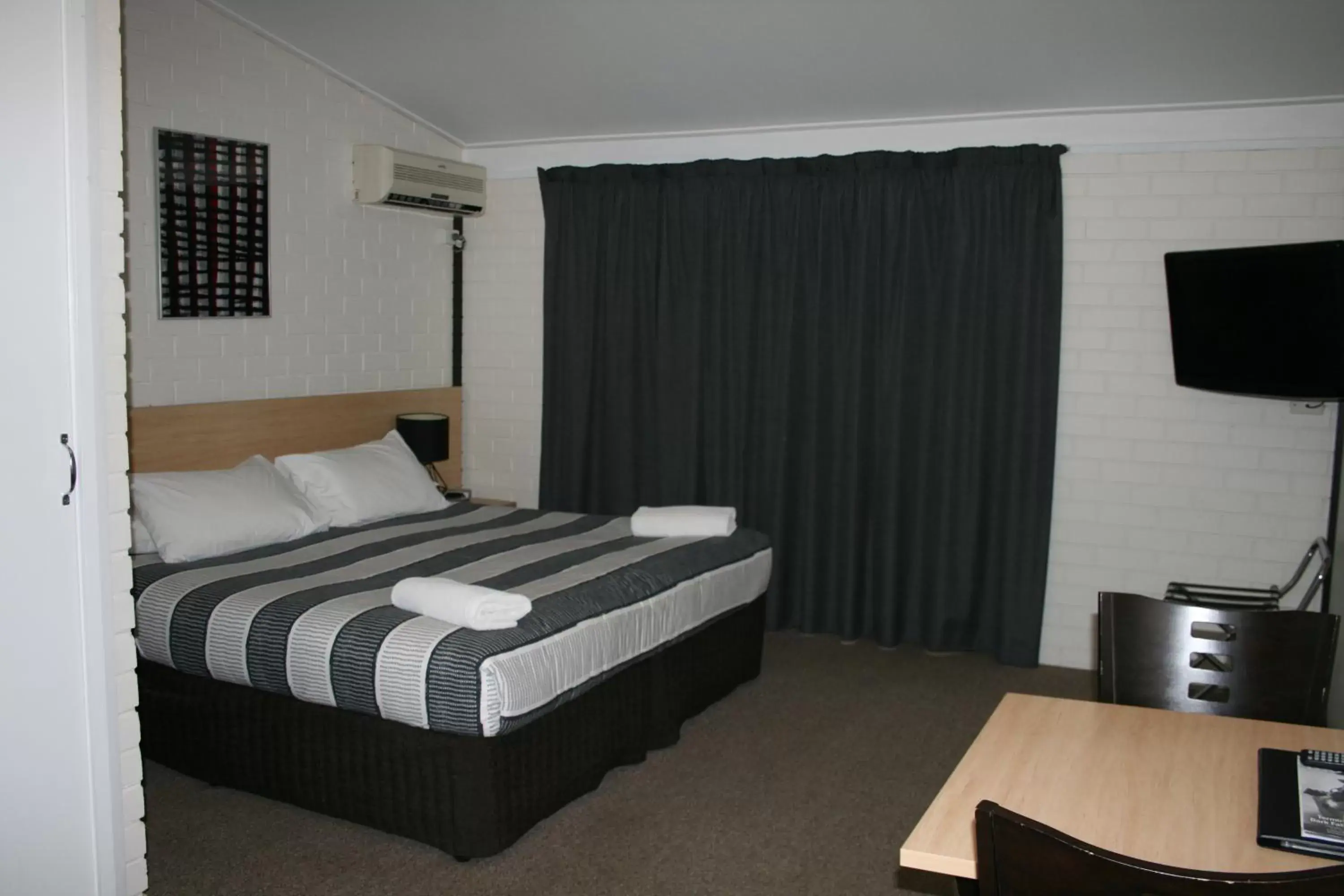 Standard King Room - single occupancy in The Plains Motor Inn Standard King Room - single occupancy in The Plains Motor Inn