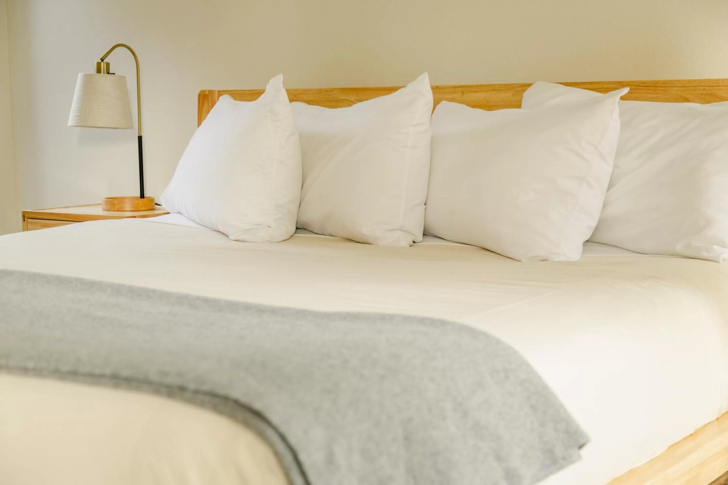 Bed in SCP Mendocino Inn and Farm