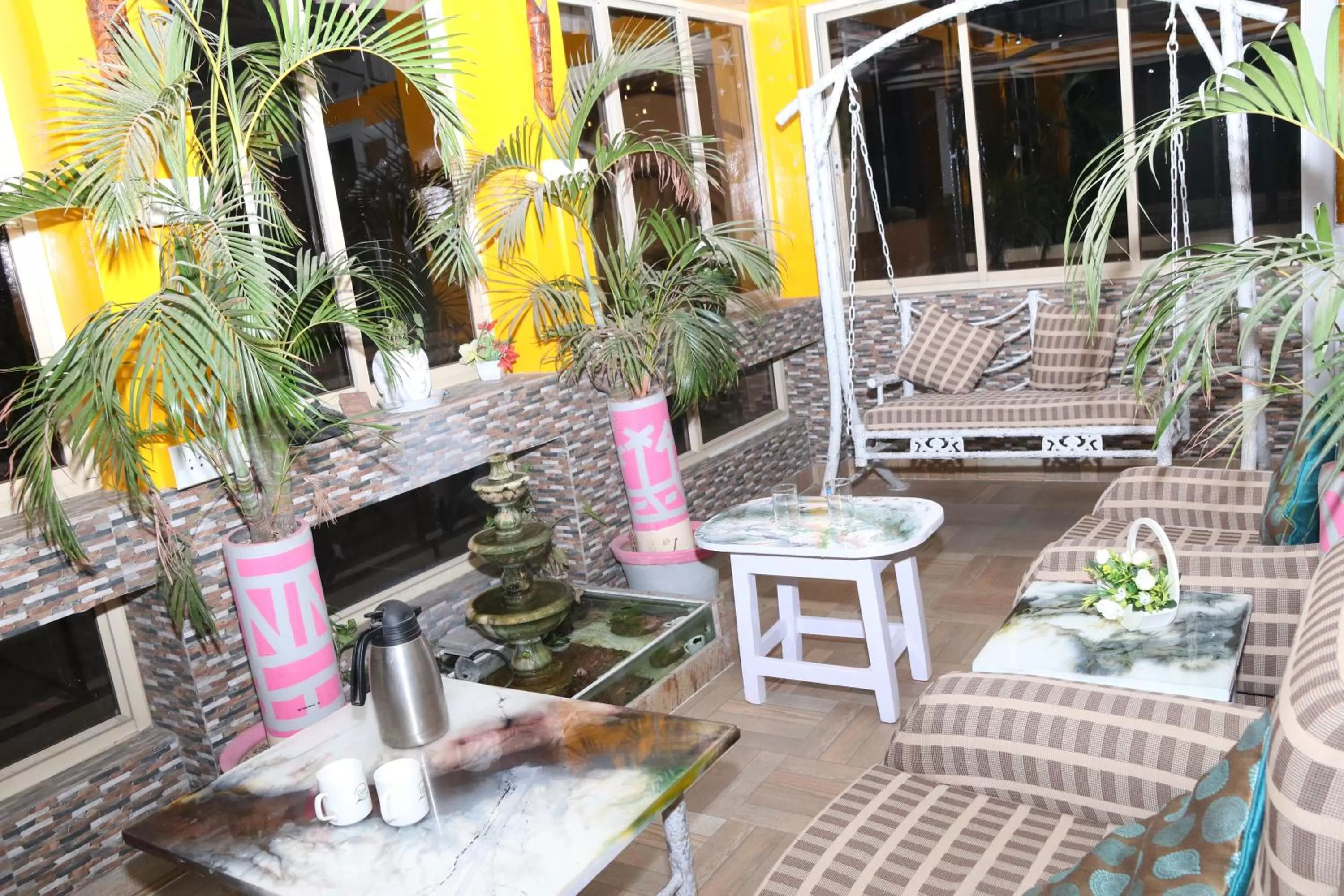 Restaurant/places to eat in The Elite Apartment Hotel