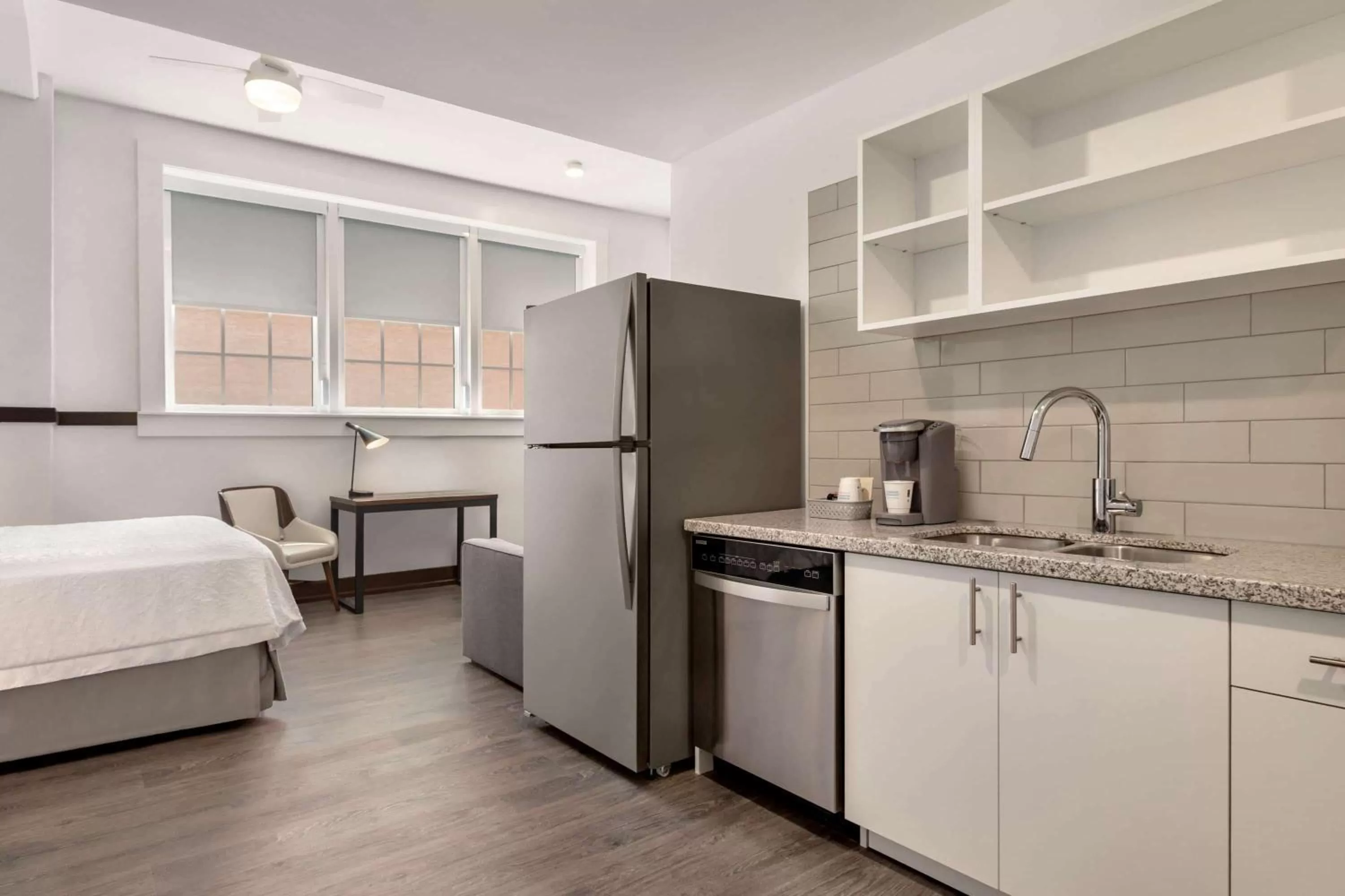 Kitchen or kitchenette, Bed in Leavenworth Local Hotel