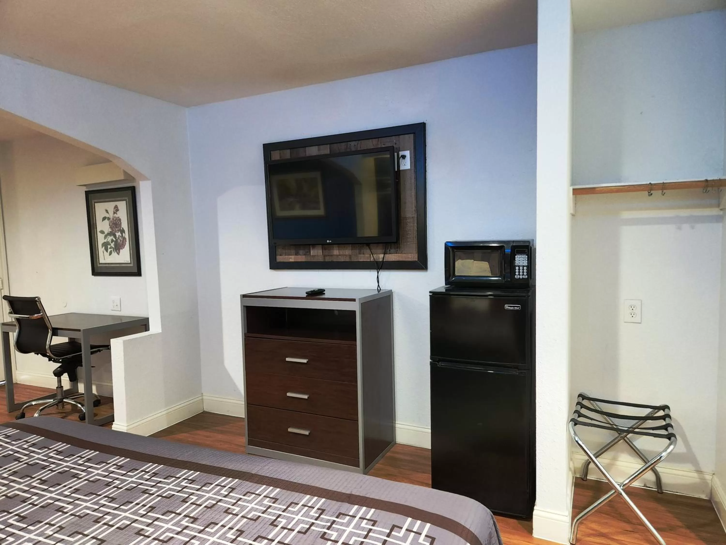 Bed in Express Inn Tomball