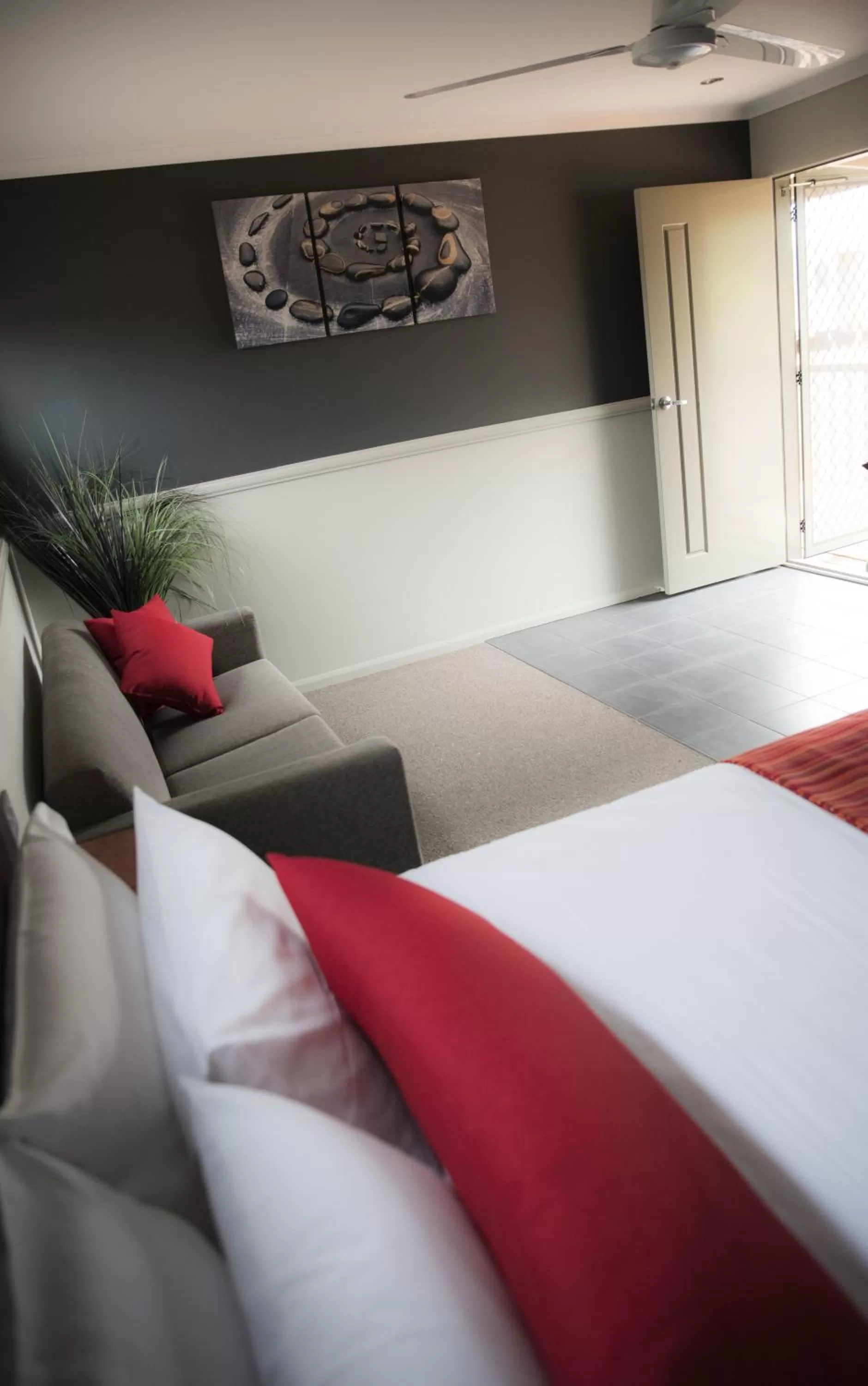 Bedroom, Bed in The Rocks Motel