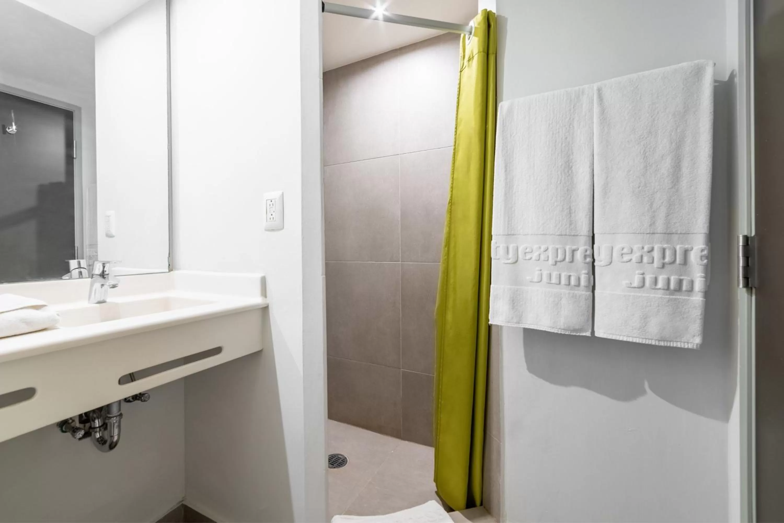 Bathroom in City Express Junior by Marriott Villahermosa