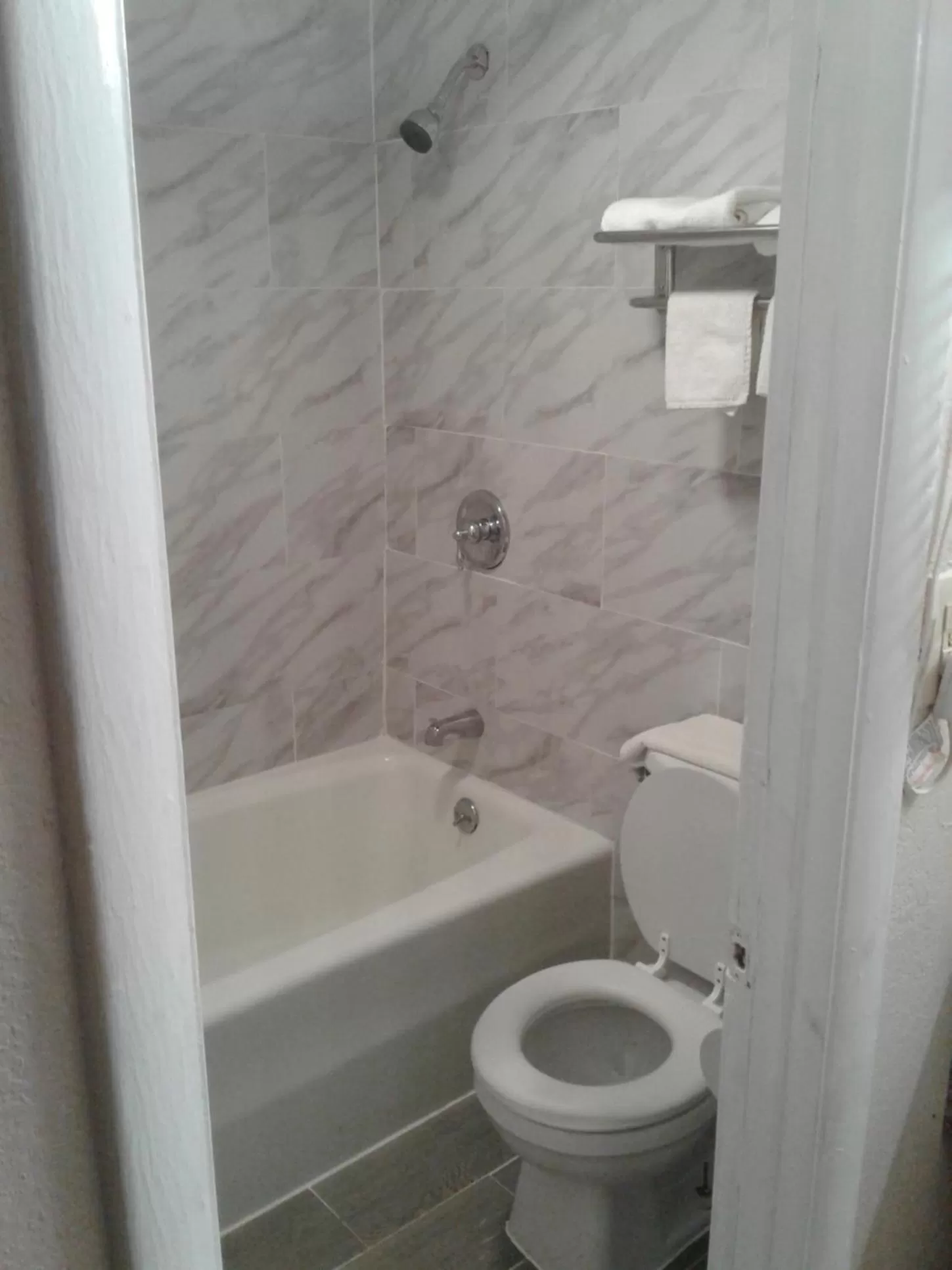 Toilet in Budget Inn Anderson