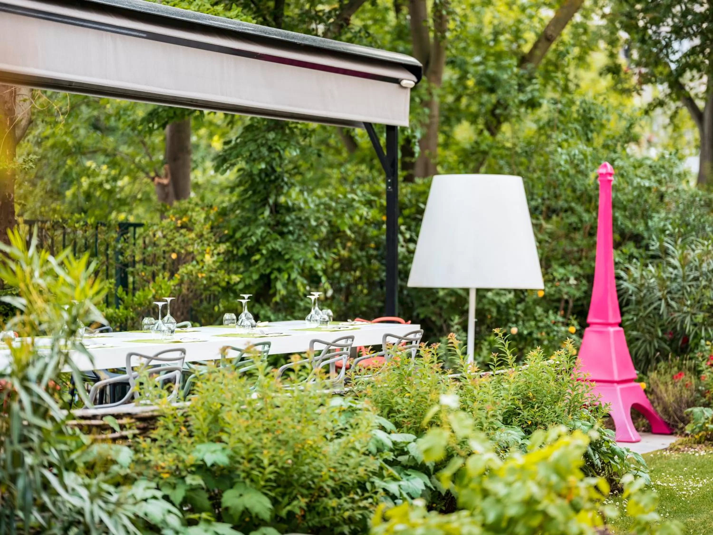 Patio in Mercure Paris Centre Tour Eiffel