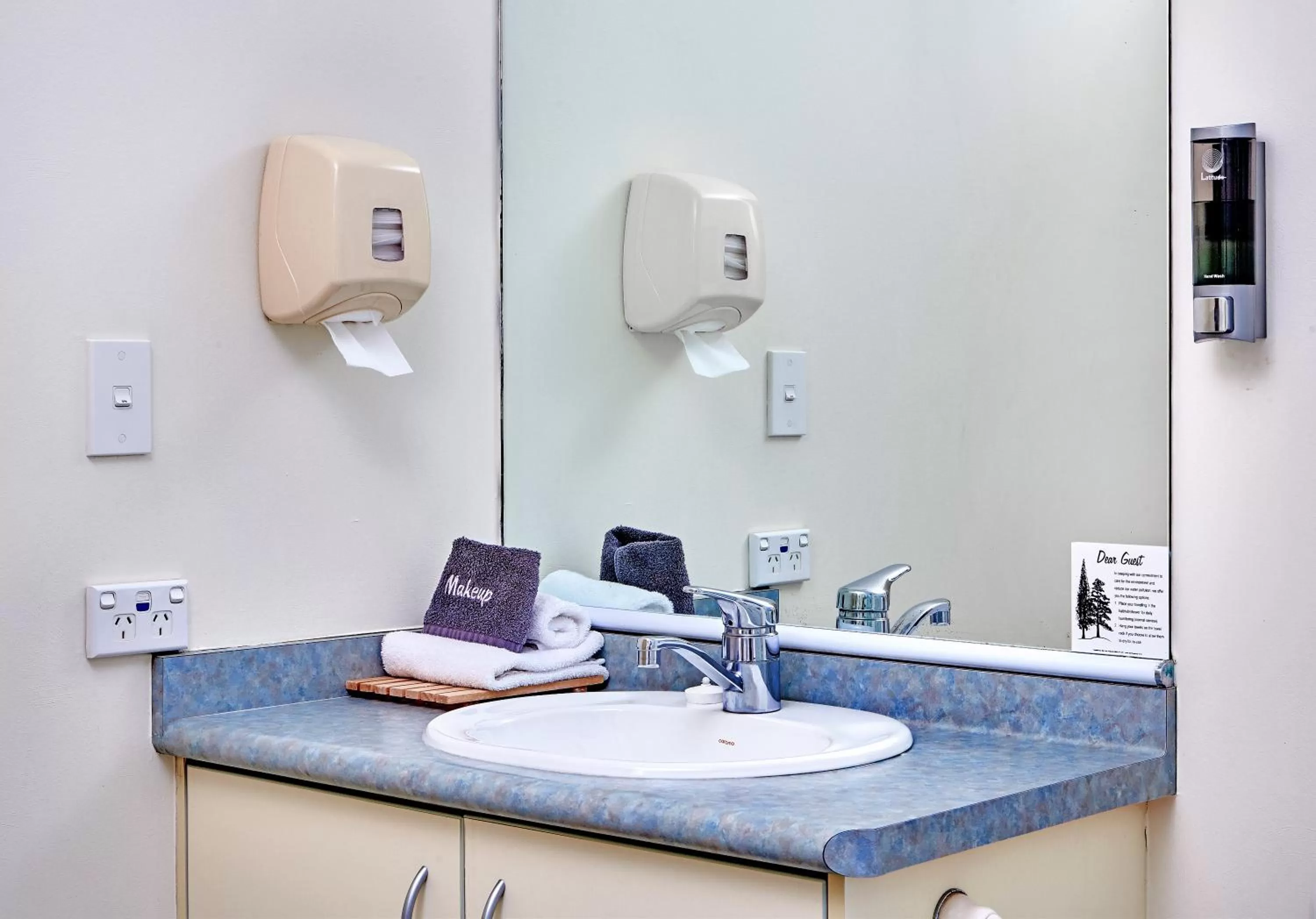 Bathroom in Barringtons Motor Lodge