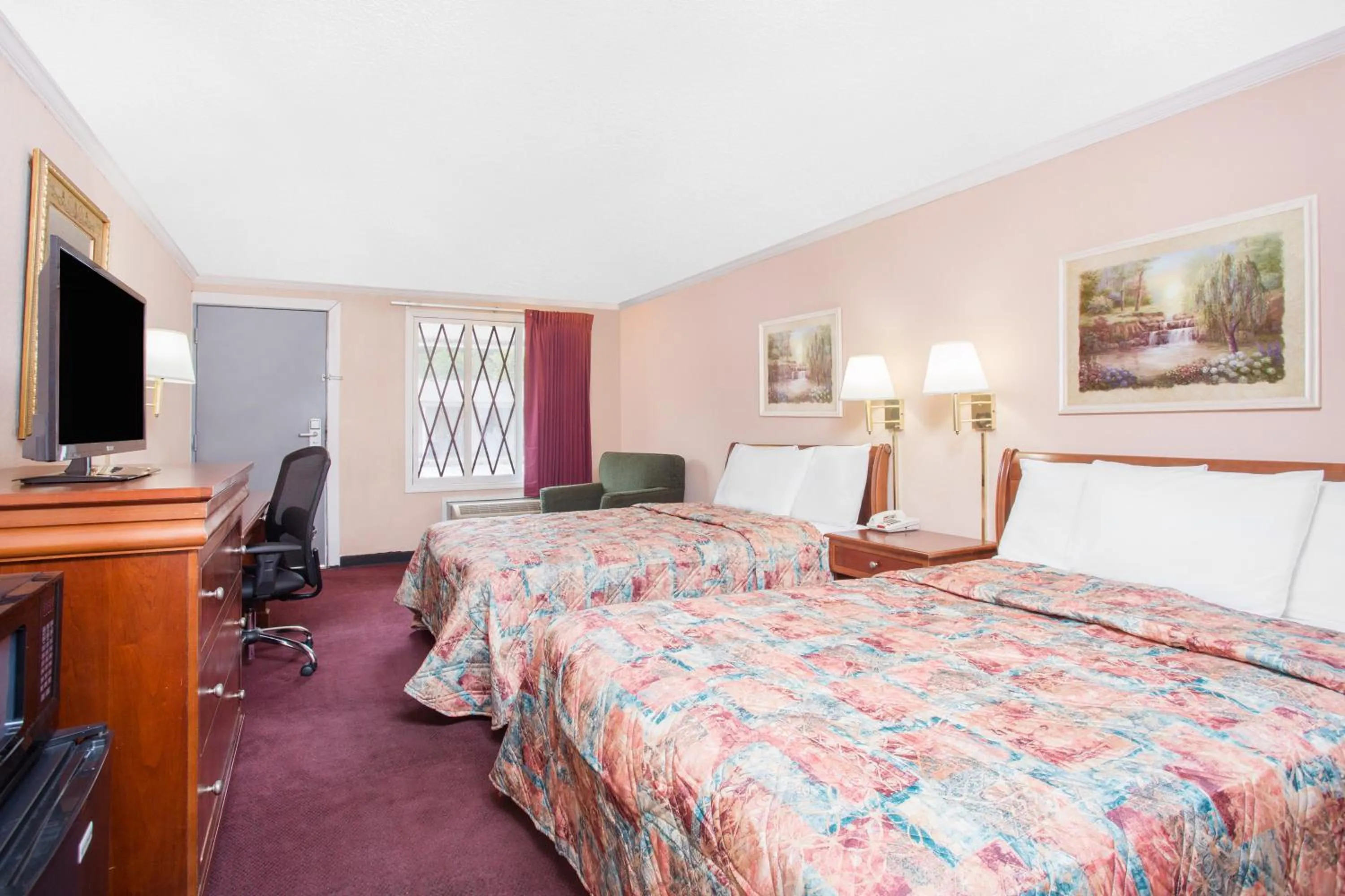 Photo of the whole room in Knights Inn - Augusta