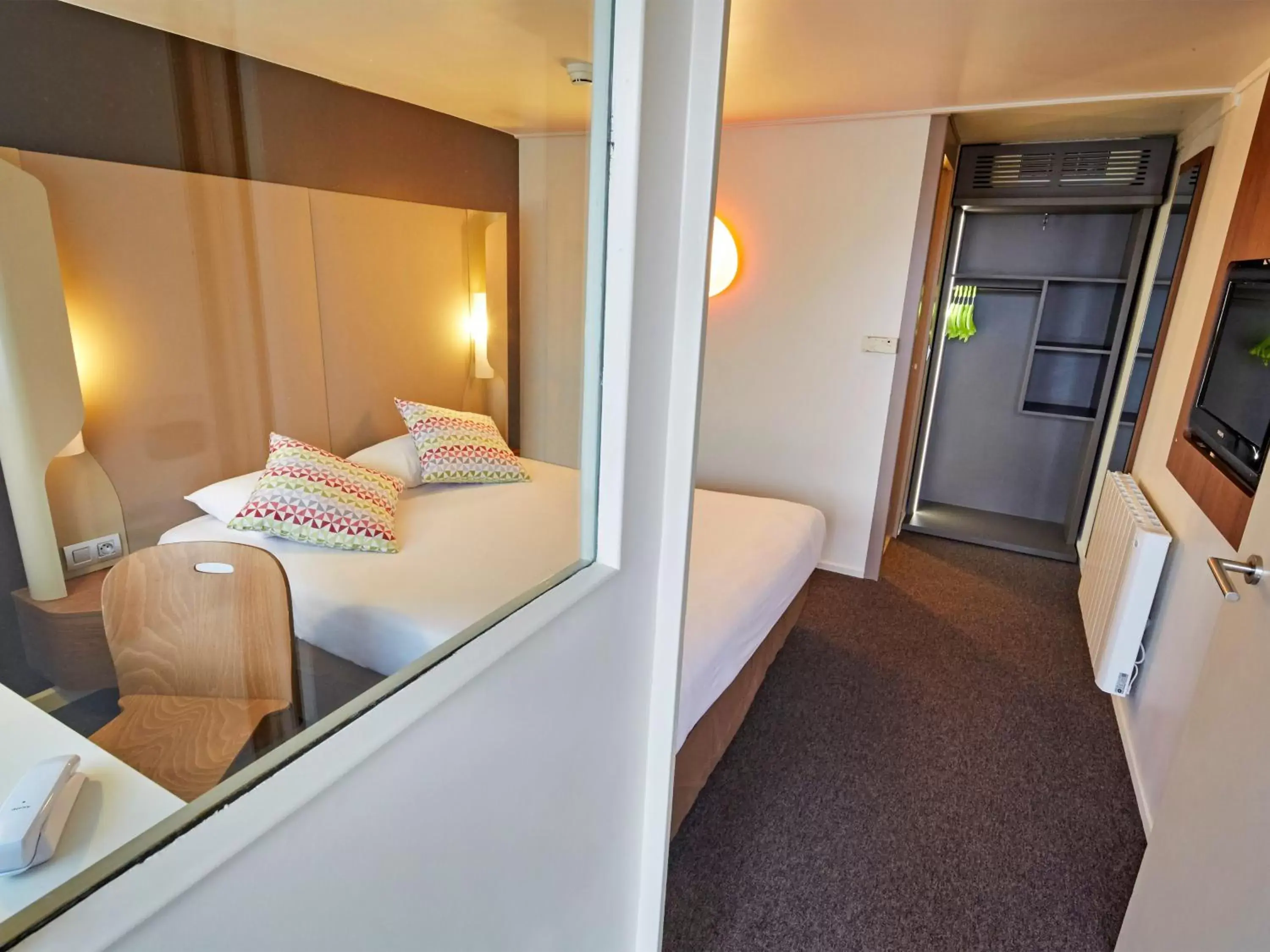 New Generation Double Room (1 Double Bed and 1 Junior Bed) in Campanile Dijon Nord - Toison D'or New Generation Double Room (1 Double Bed and 1 Junior Bed) in Campanile Dijon Nord - Toison D'or