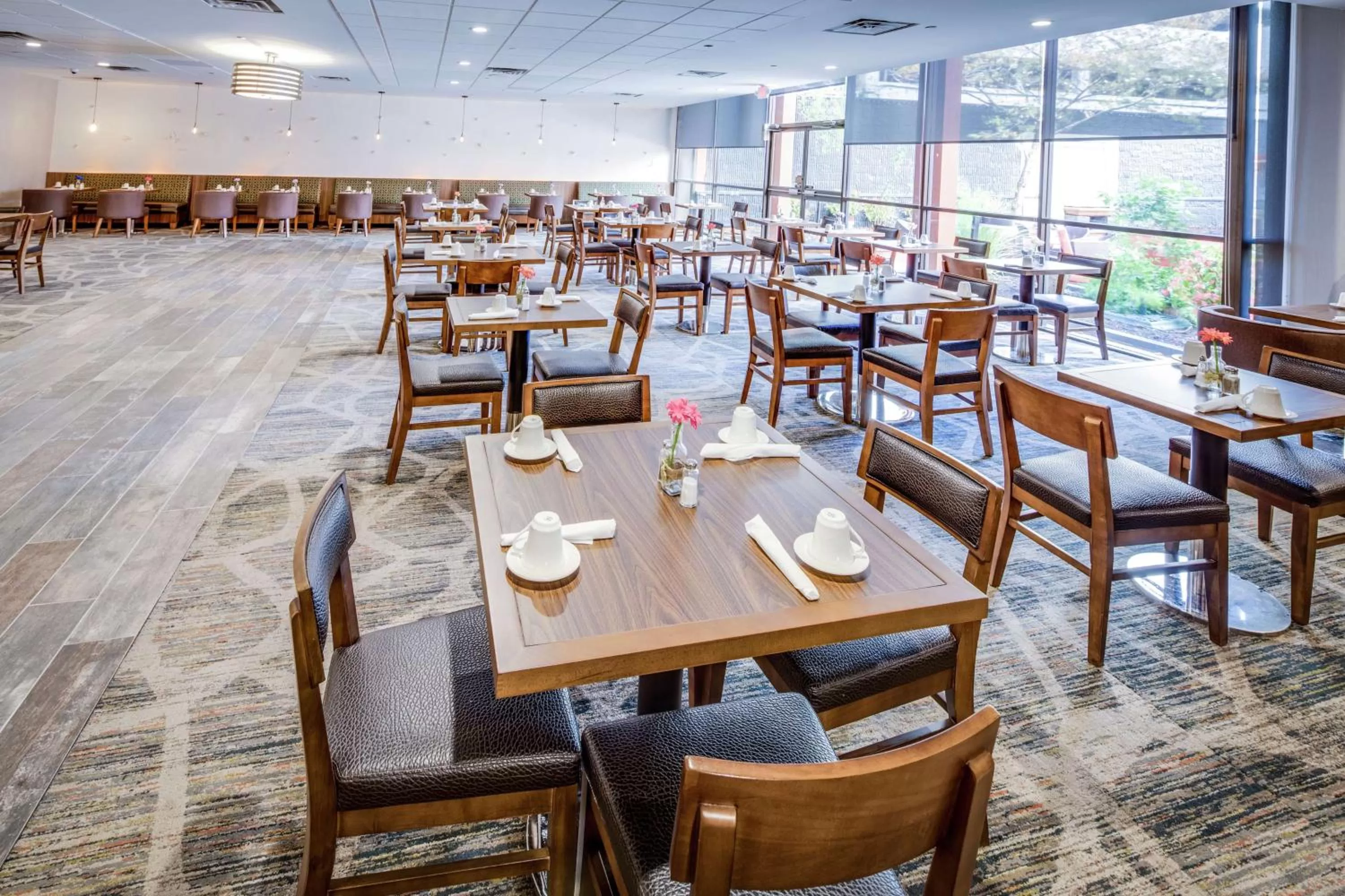 Restaurant/places to eat in DoubleTree by Hilton Huntington, WV