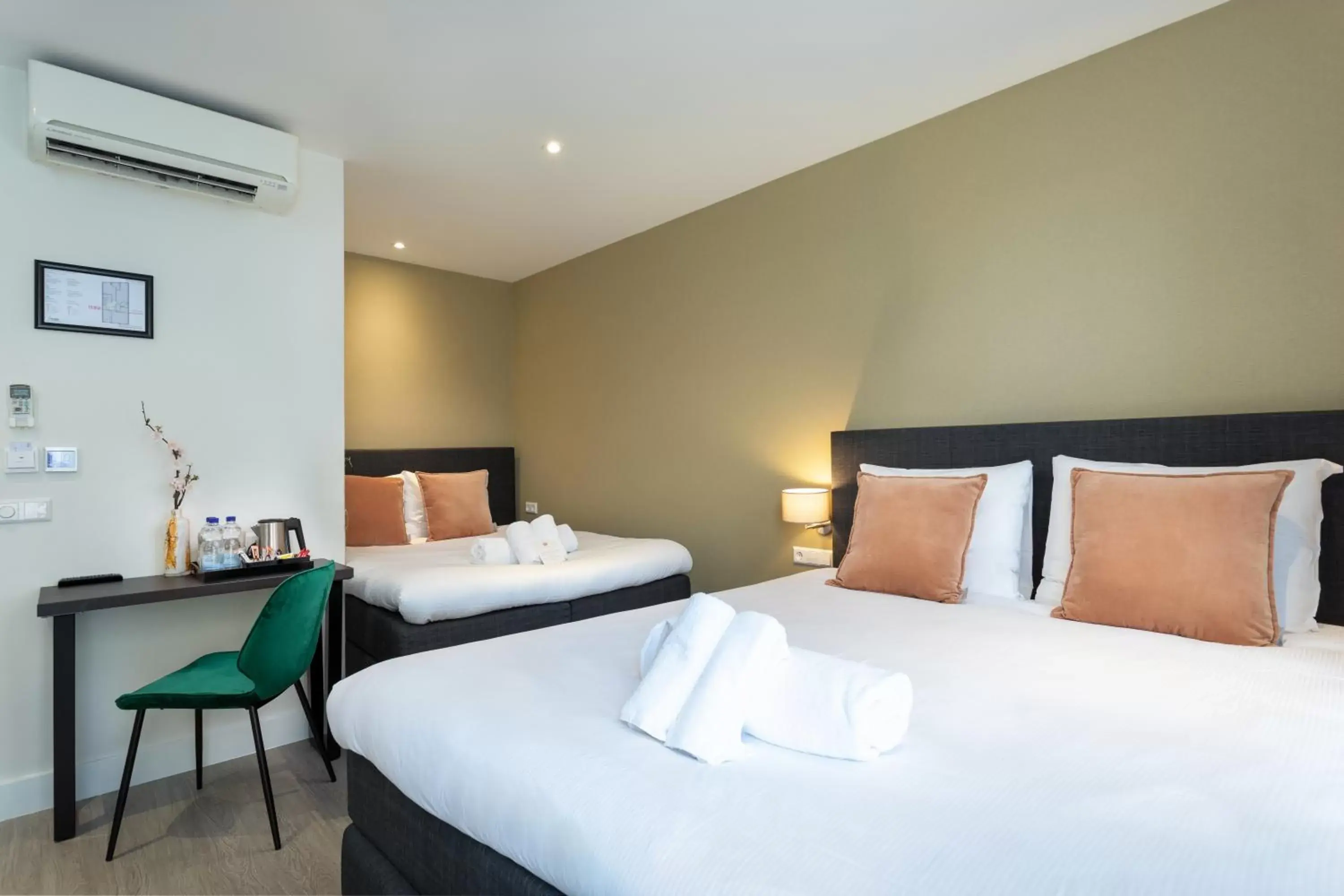 Quadruple Room in NL Hotel District Leidseplein Quadruple Room in NL Hotel District Leidseplein