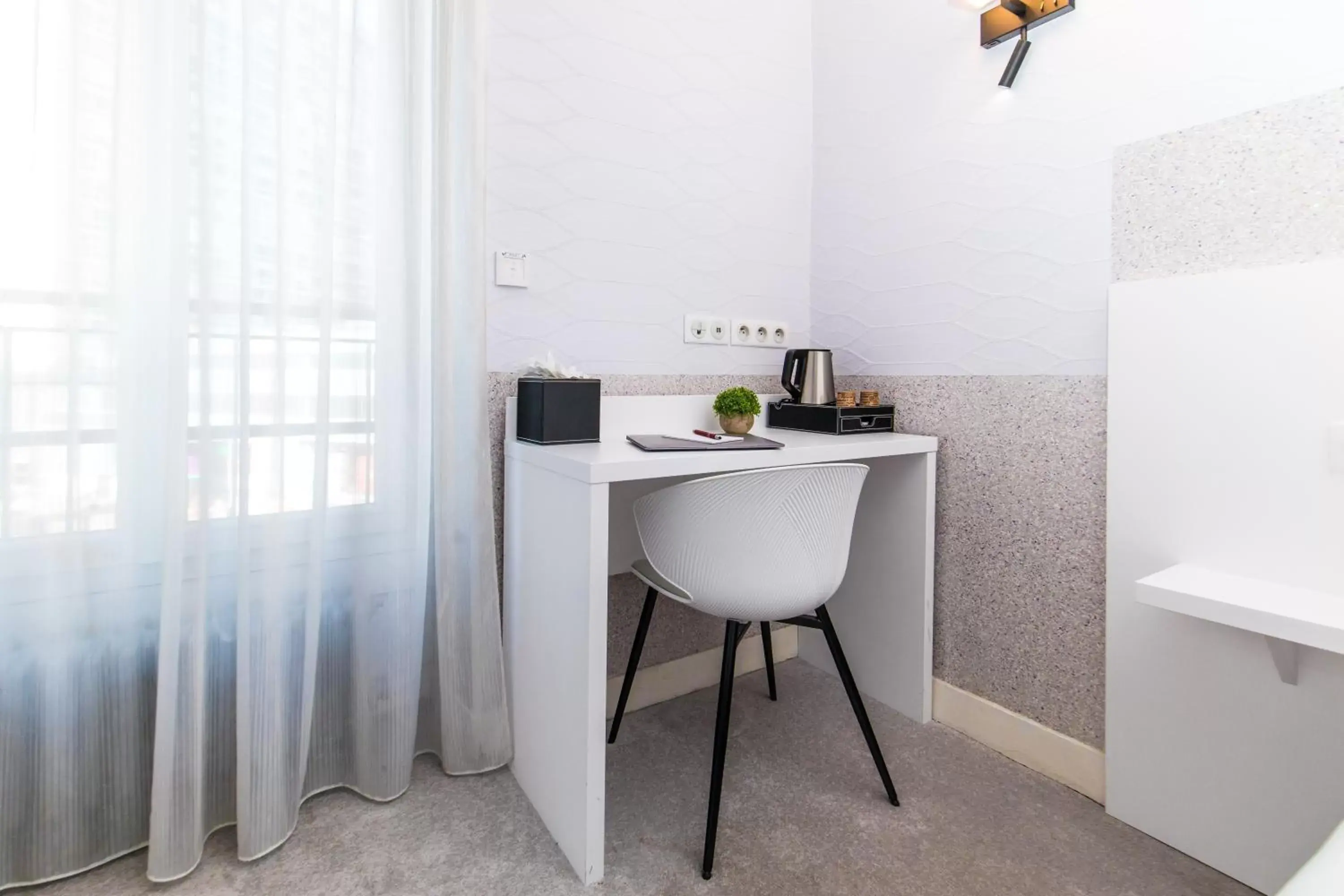 Superior Double Room with bath with city view in HOTEL DE PARIS MONTPARNASSE Superior Double Room with bath with city view in HOTEL DE PARIS MONTPARNASSE