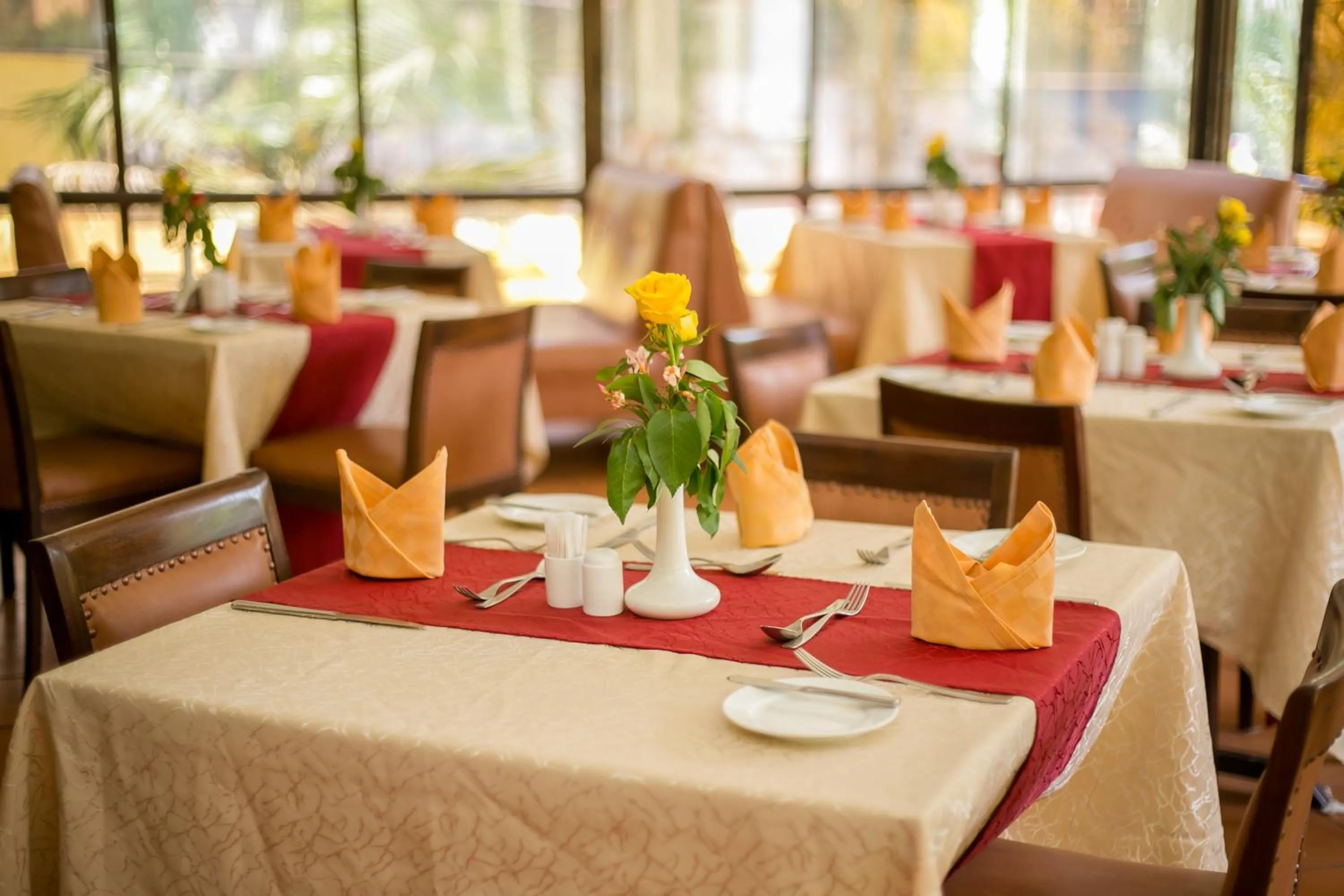 Restaurant/places to eat in Waridi Paradise Hotel and Suites
