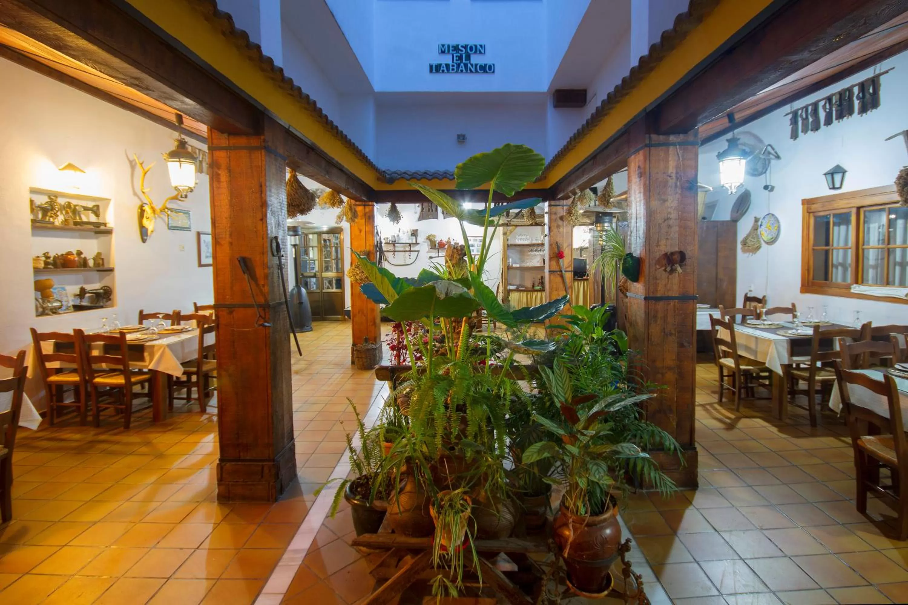 Restaurant/Places to Eat in Hotel El Tabanco