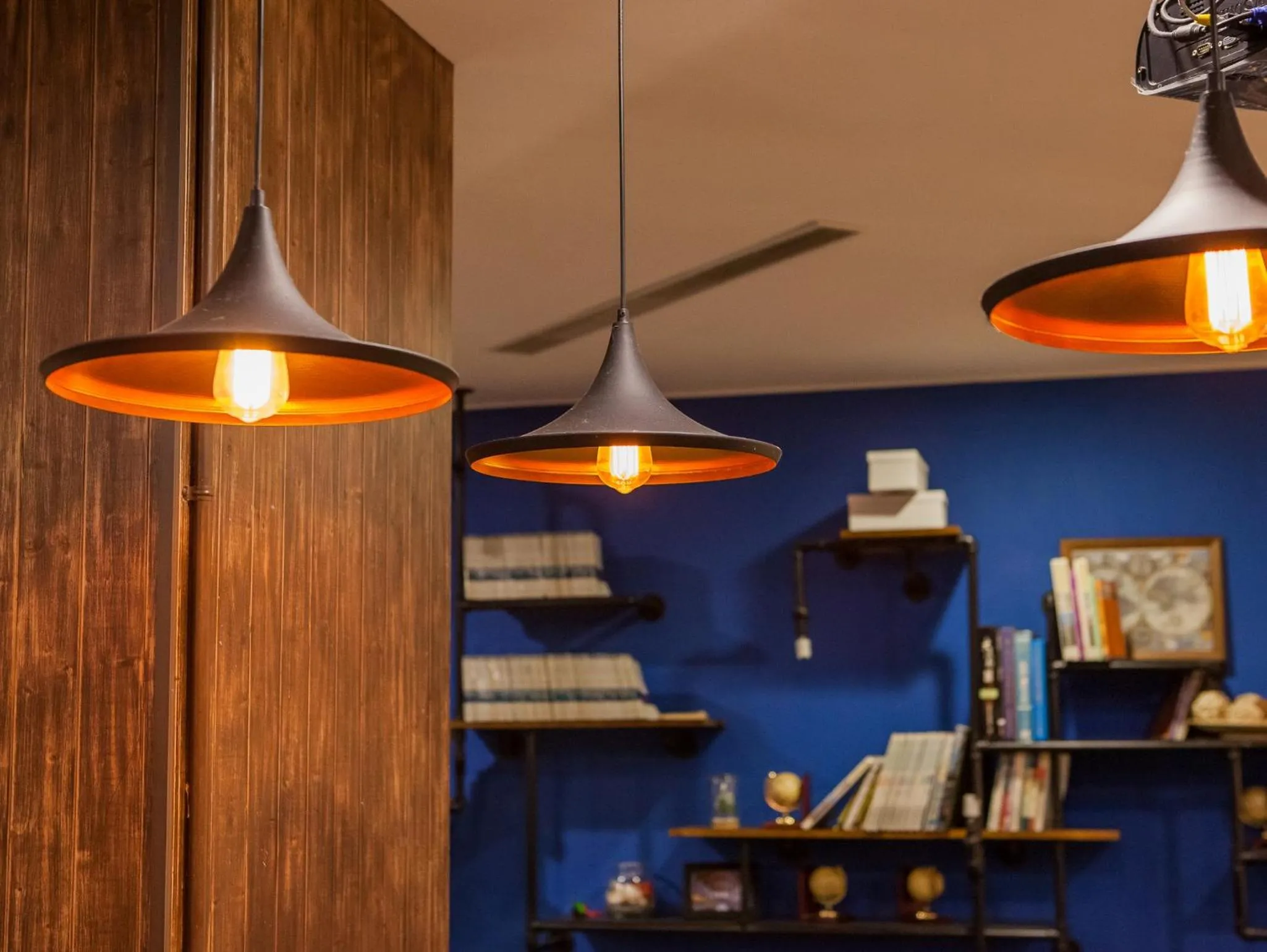 Restaurant/places to eat in Khan Hotel