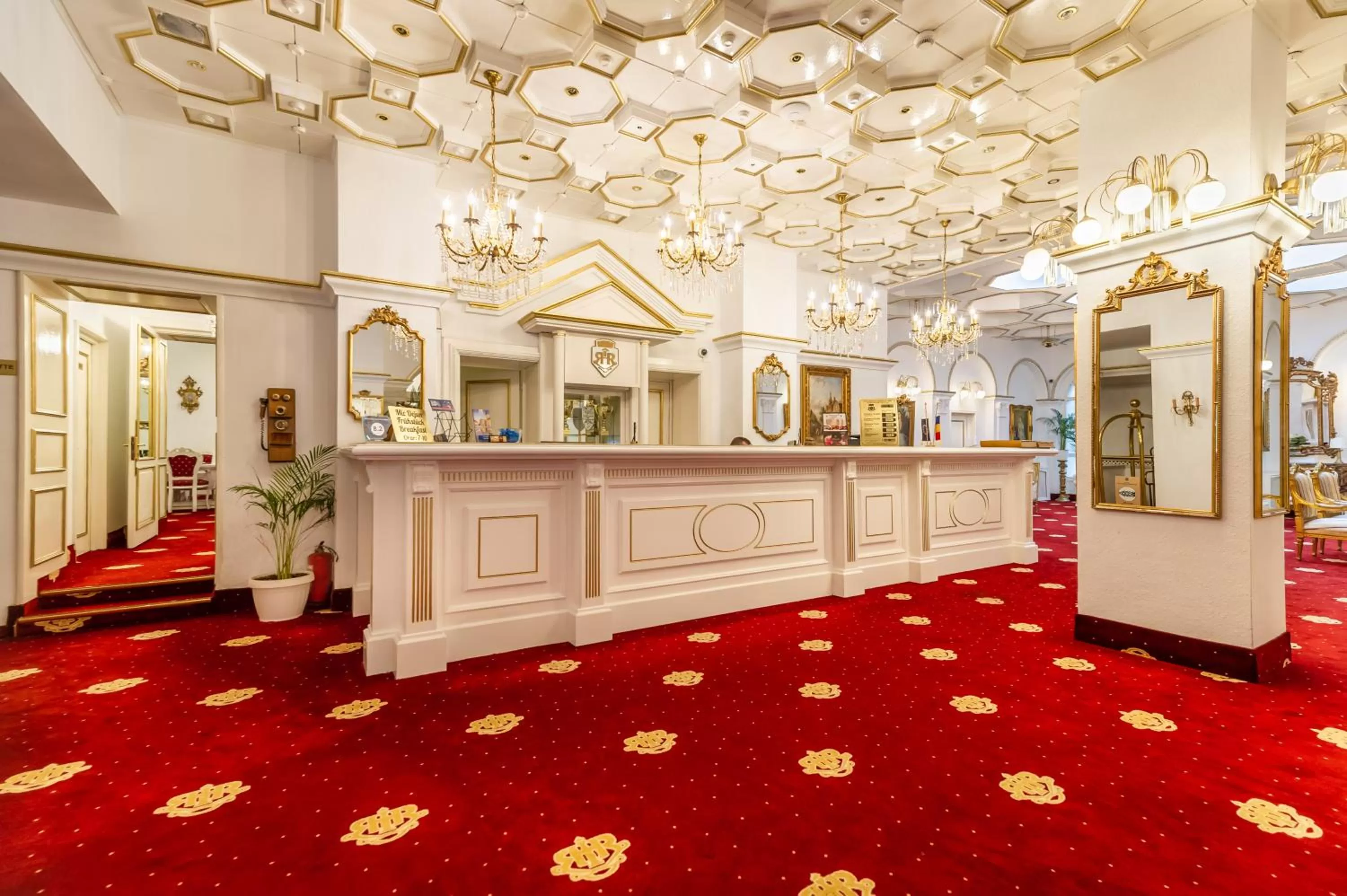 Lobby or reception in Hotel Imparatul Romanilor Hotel & SPA
