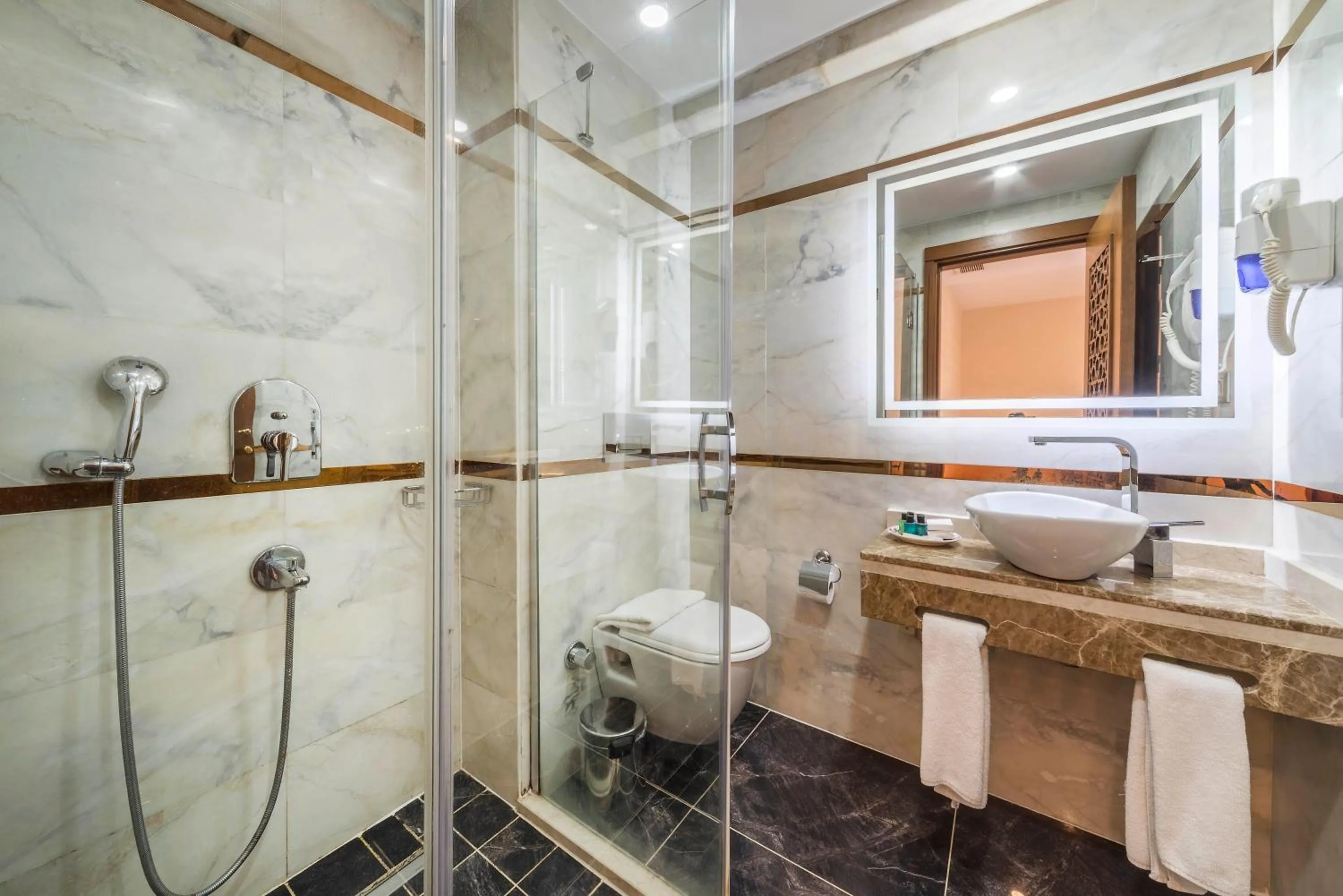 Shower in Lalinn Hotel