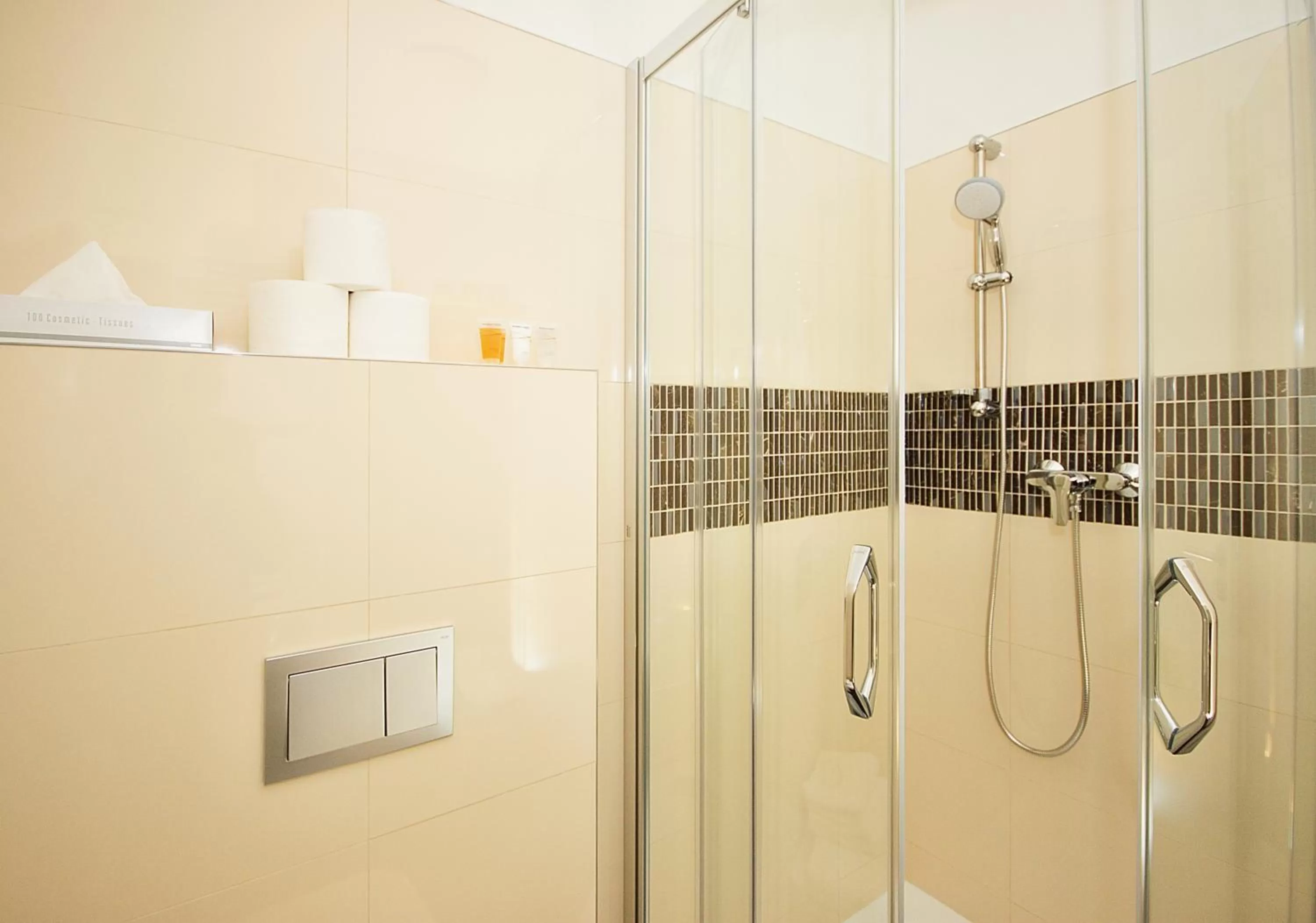 Shower in Elizabeth Suites