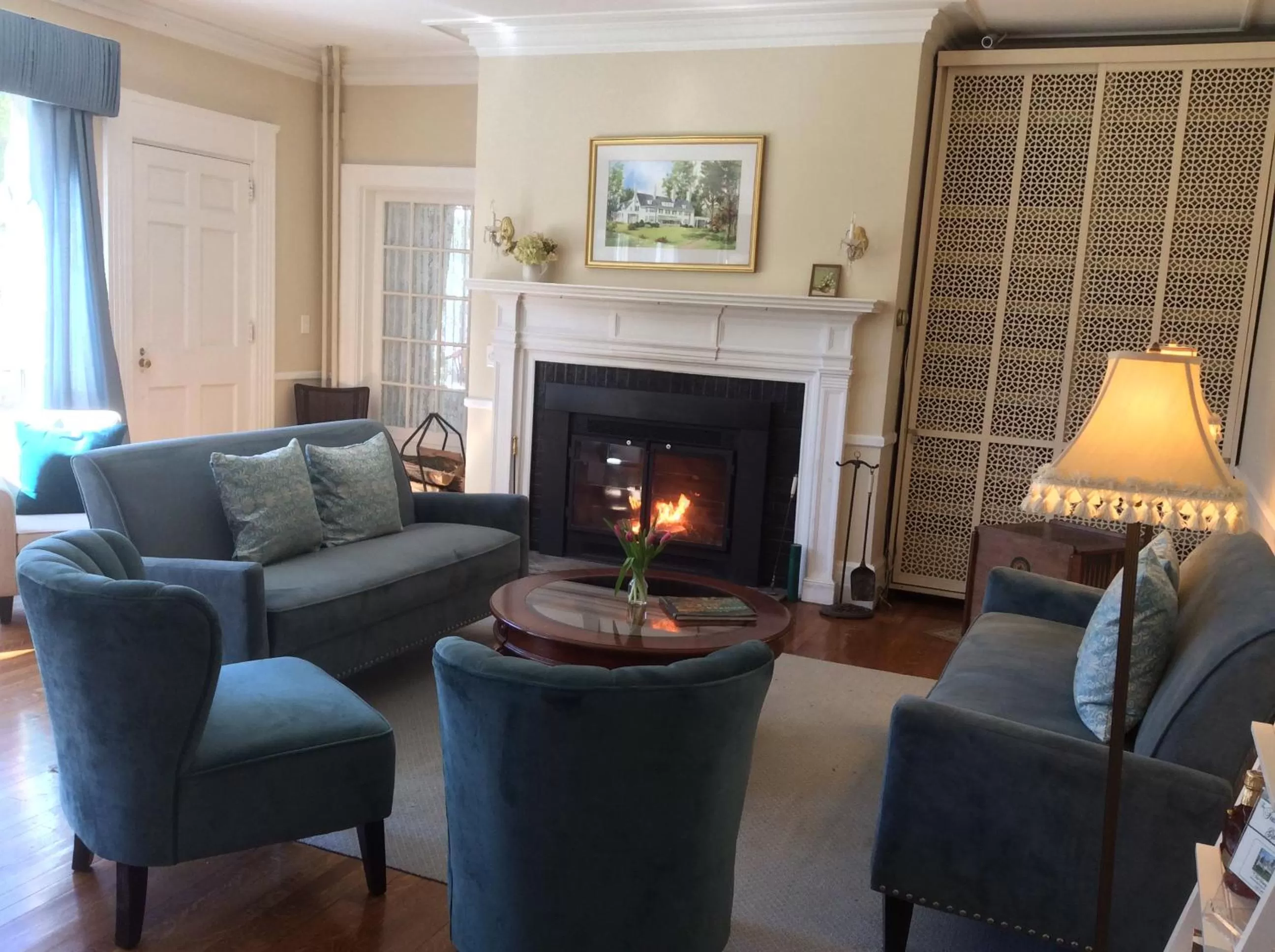 Lounge or bar in Four Chimneys Inn