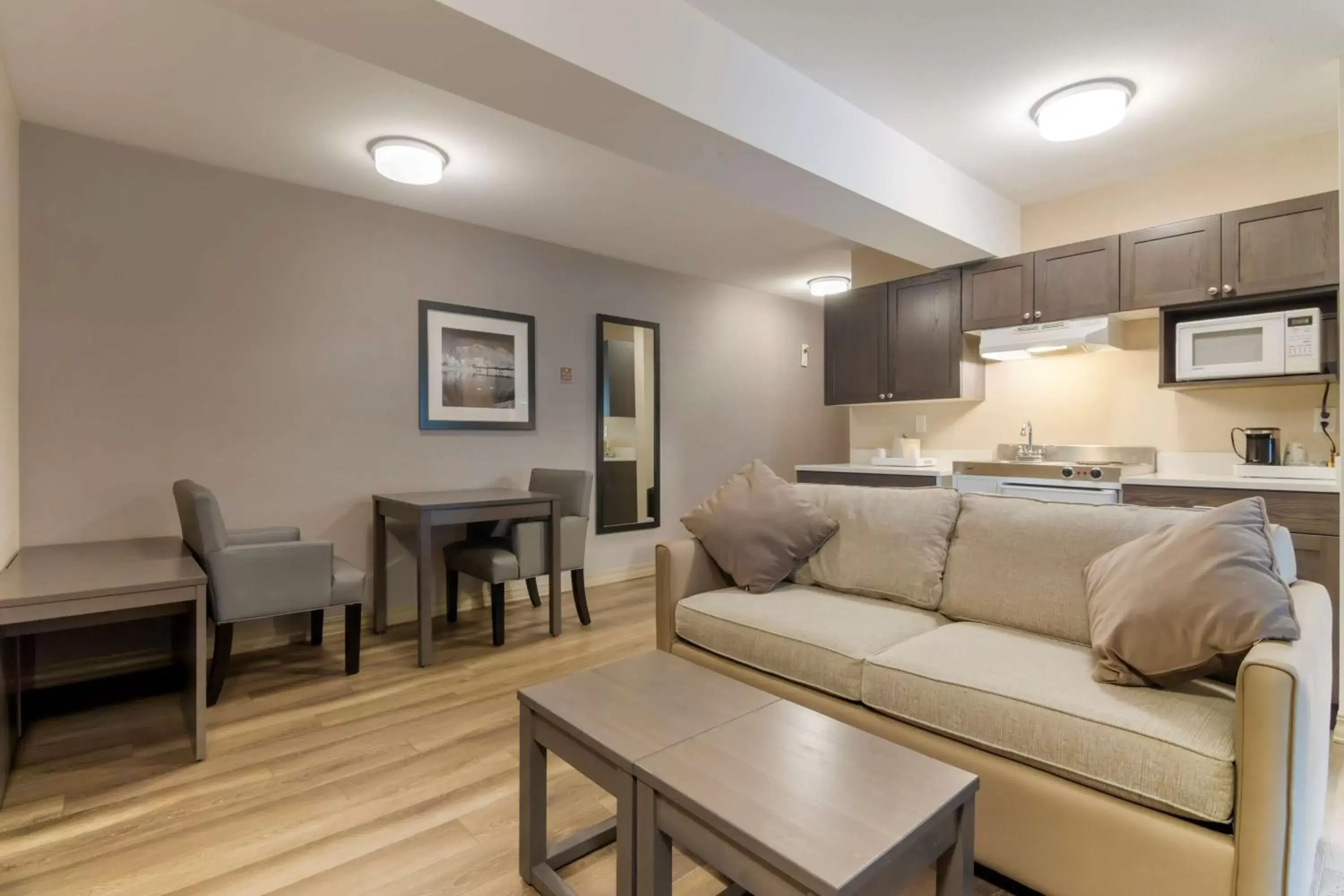 Queen Suite with Full Kitchen and Mountain View - Non-Smoking in Best Western Premier Aberdeen Kamloops Queen Suite with Full Kitchen and Mountain View - Non-Smoking in Best Western Premier Aberdeen Kamloops