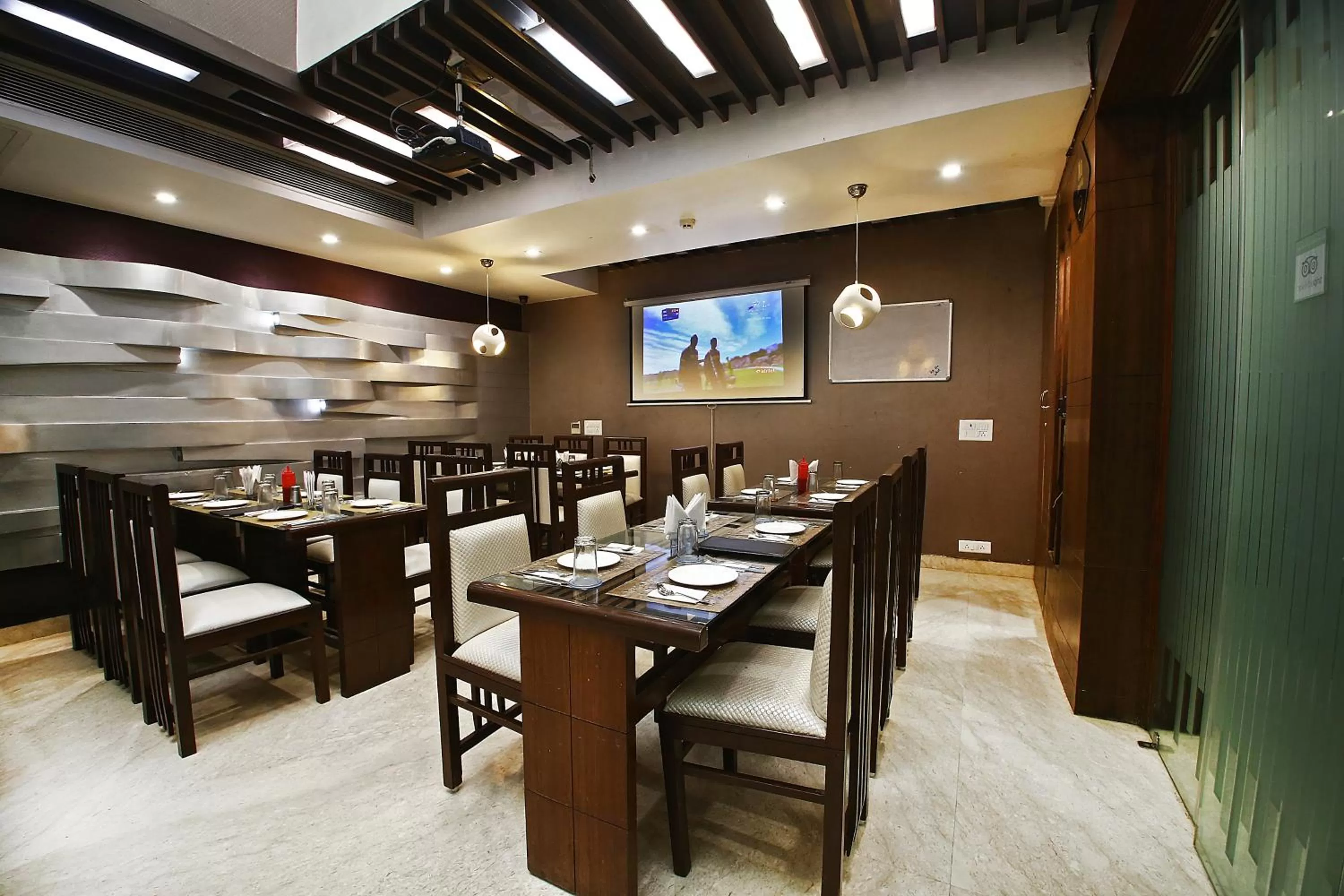 Restaurant/places to eat in Hotel Emerald