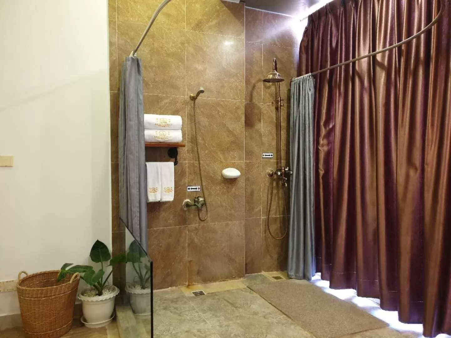 Shower in Aristocrat Residence & Hotel