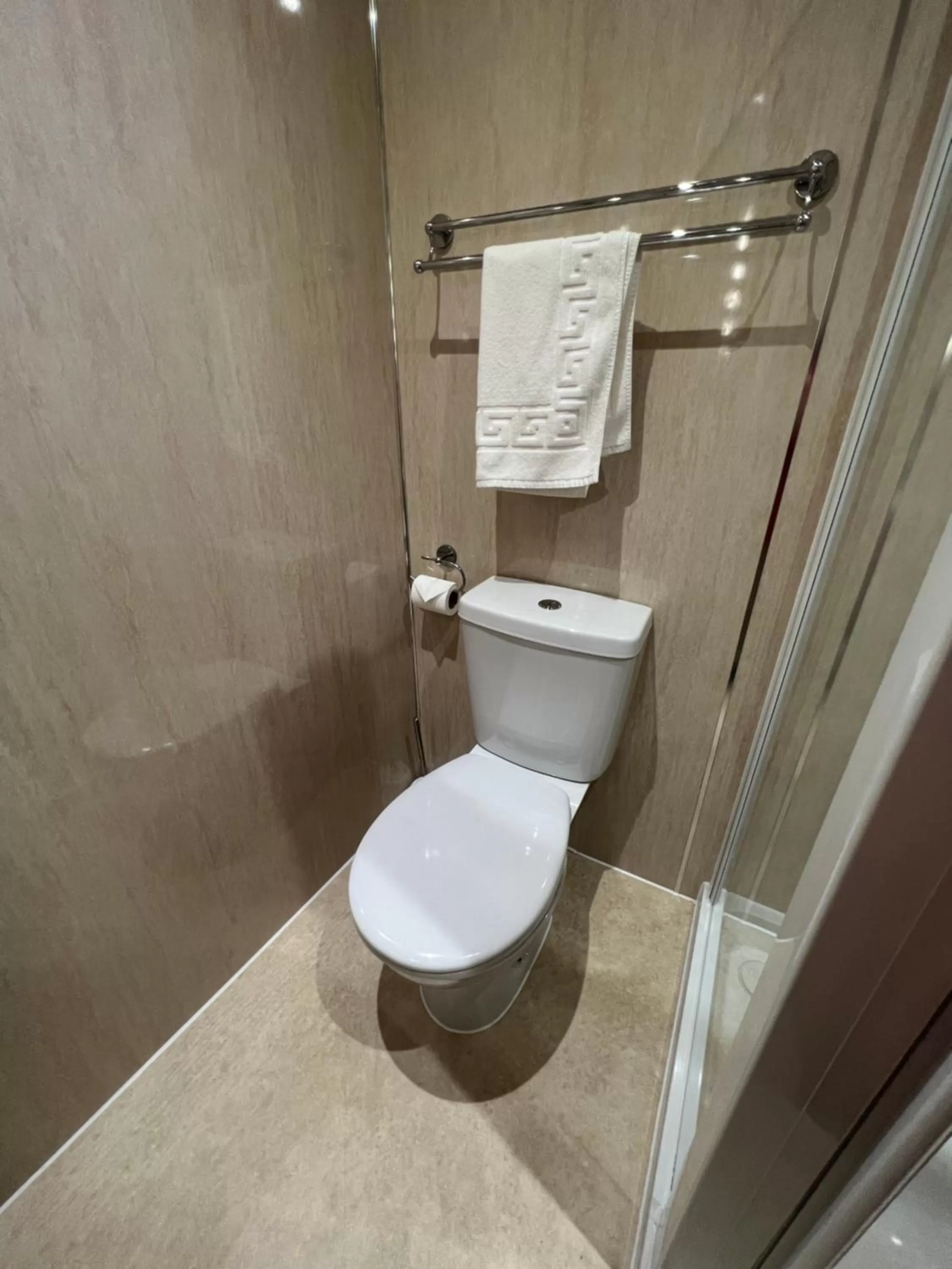 Toilet in Links Lets Room Only