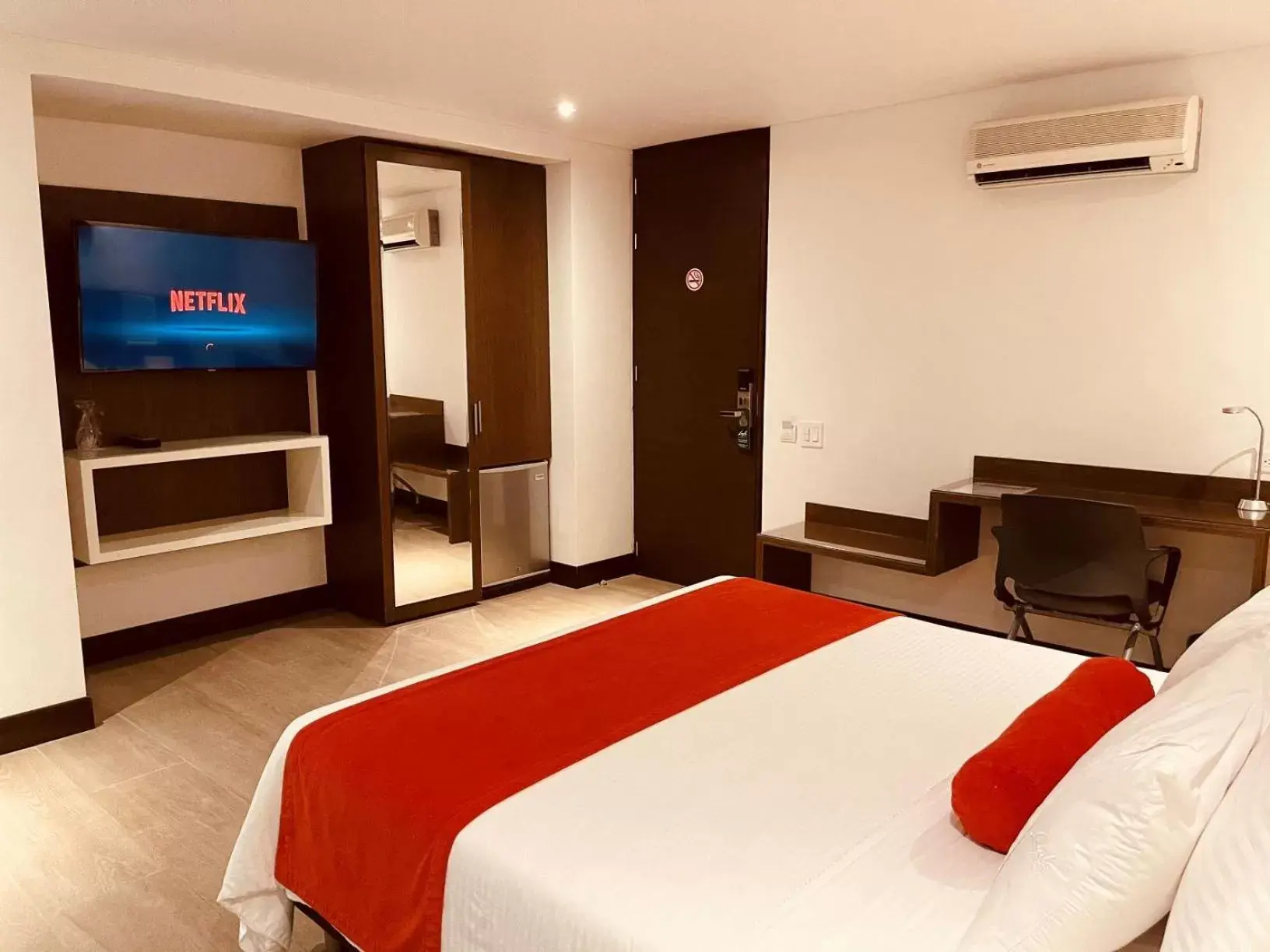 Executive Double Room with Spa Bath in Hotel Loyds Executive Double Room with Spa Bath in Hotel Loyds